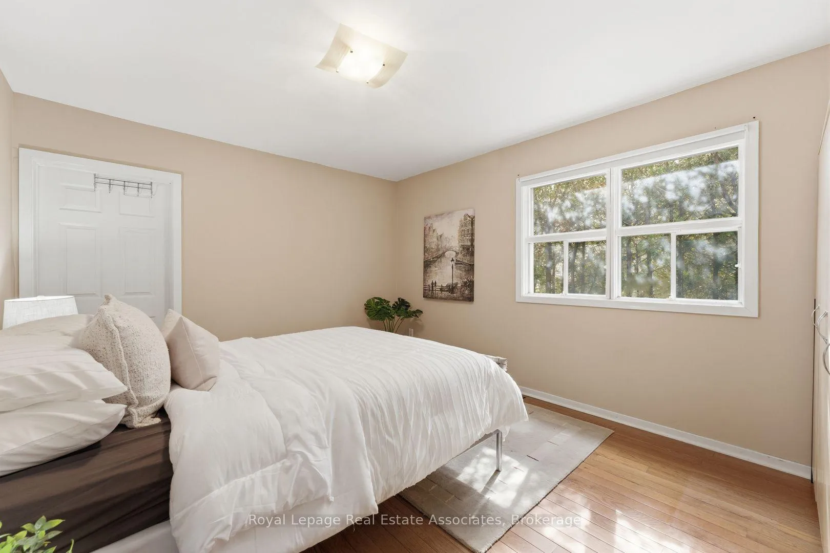 Photo 12 of 708 Montbeck Crescent, Mississauga, Lakeview — HOMEH