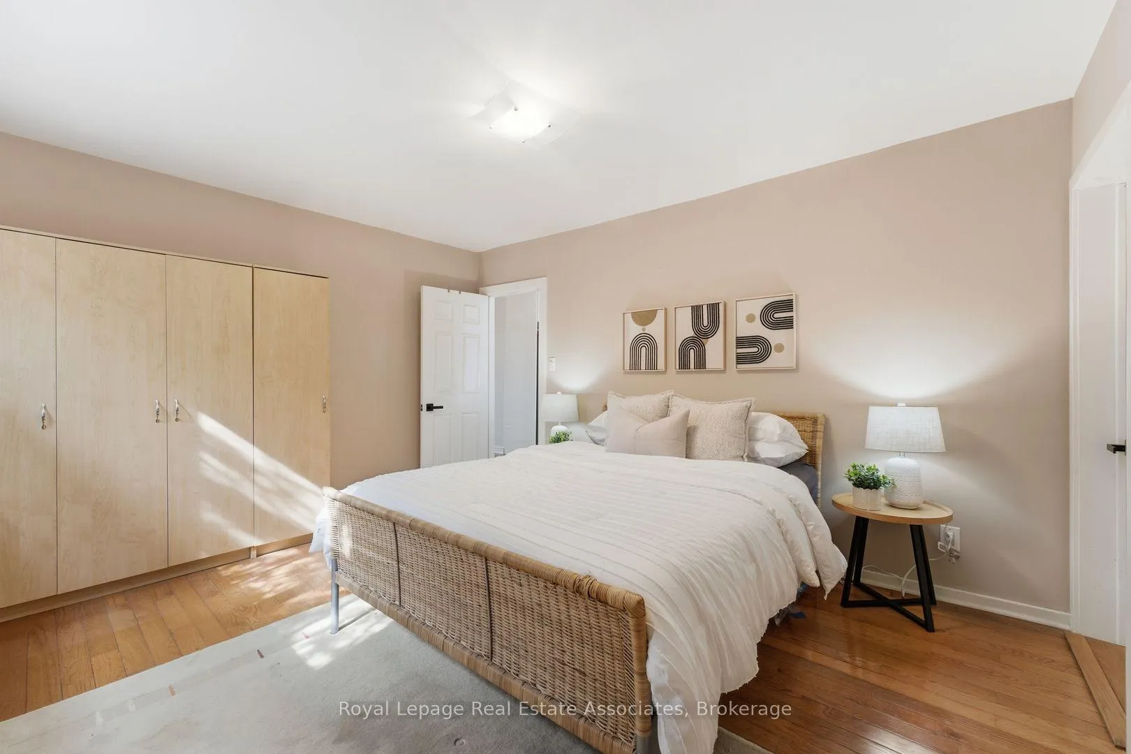 Photo 13 of 708 Montbeck Crescent, Mississauga, Lakeview — HOMEH