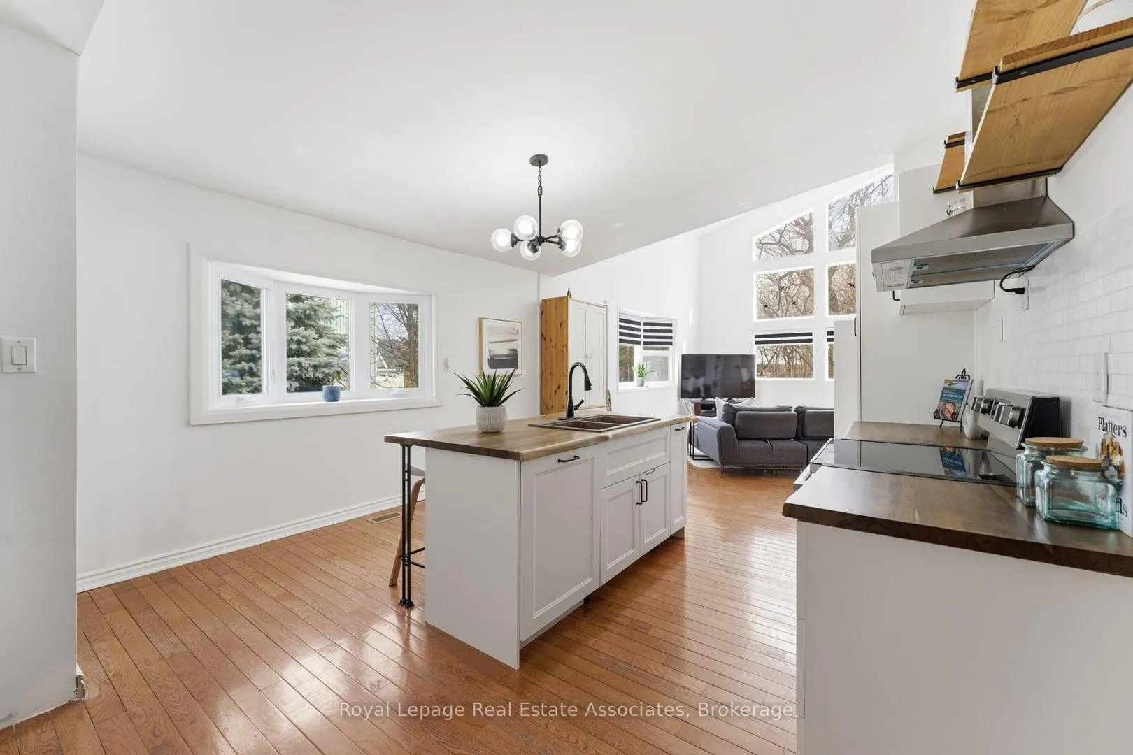 Photo 14 of 708 Montbeck Crescent, Mississauga, Lakeview — HOMEH