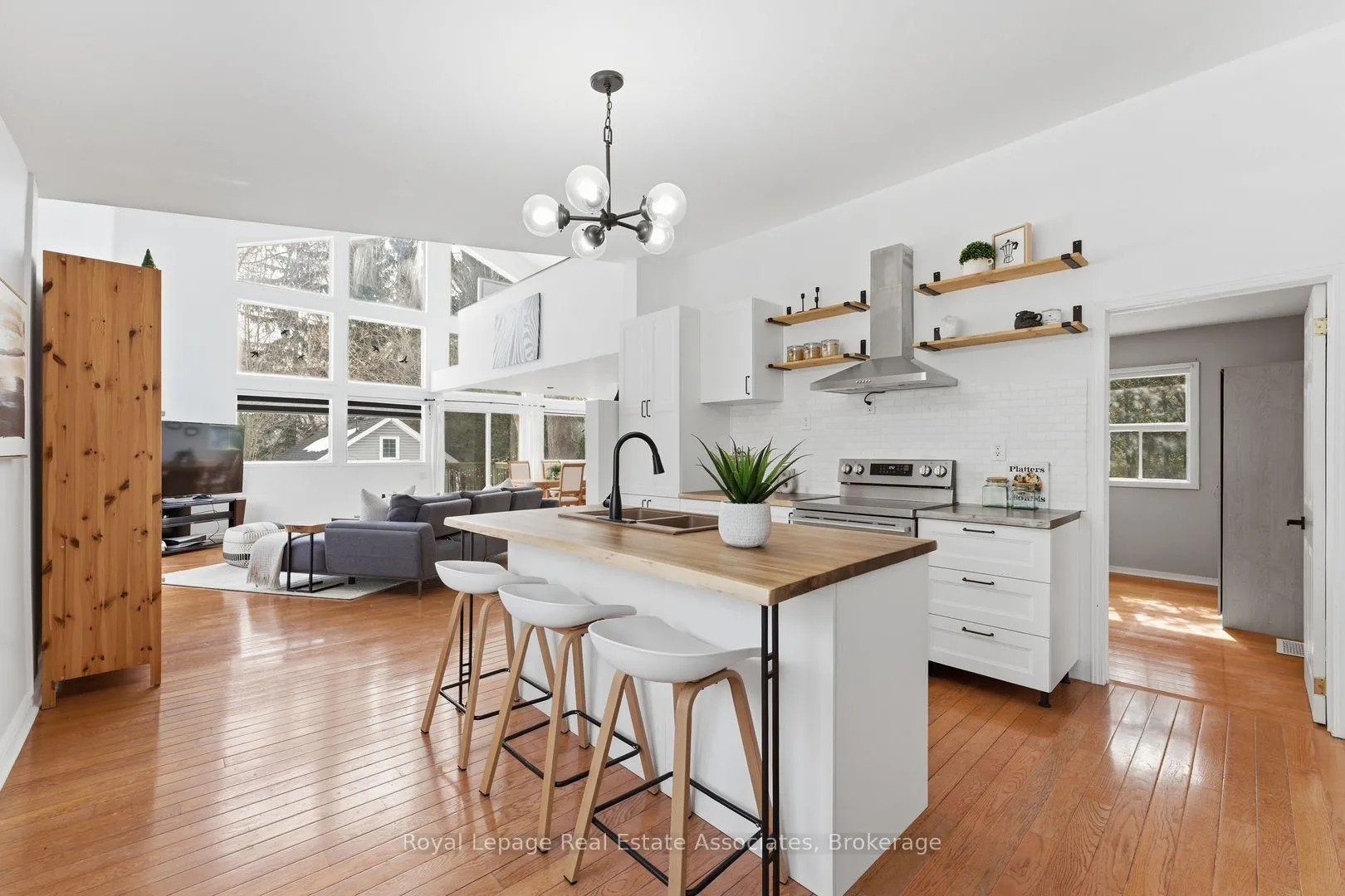 Photo 15 of 708 Montbeck Crescent, Mississauga, Lakeview — HOMEH