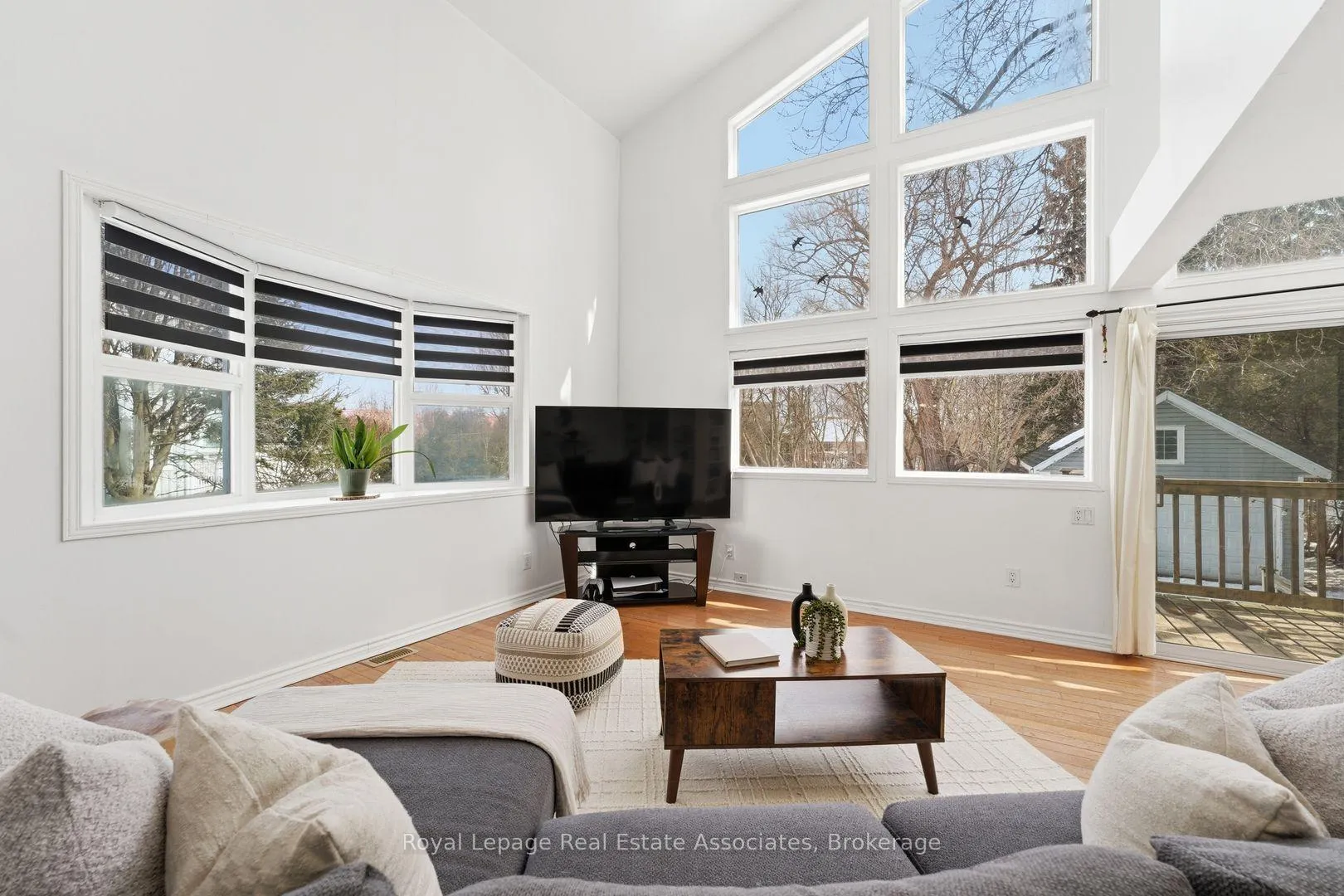 Photo 23 of 708 Montbeck Crescent, Mississauga, Lakeview — HOMEH
