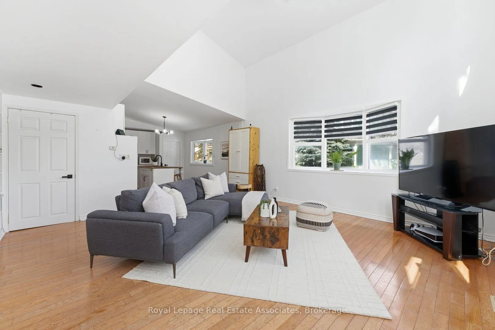 Photo 24 of 708 Montbeck Crescent, Mississauga, Lakeview — HOMEH