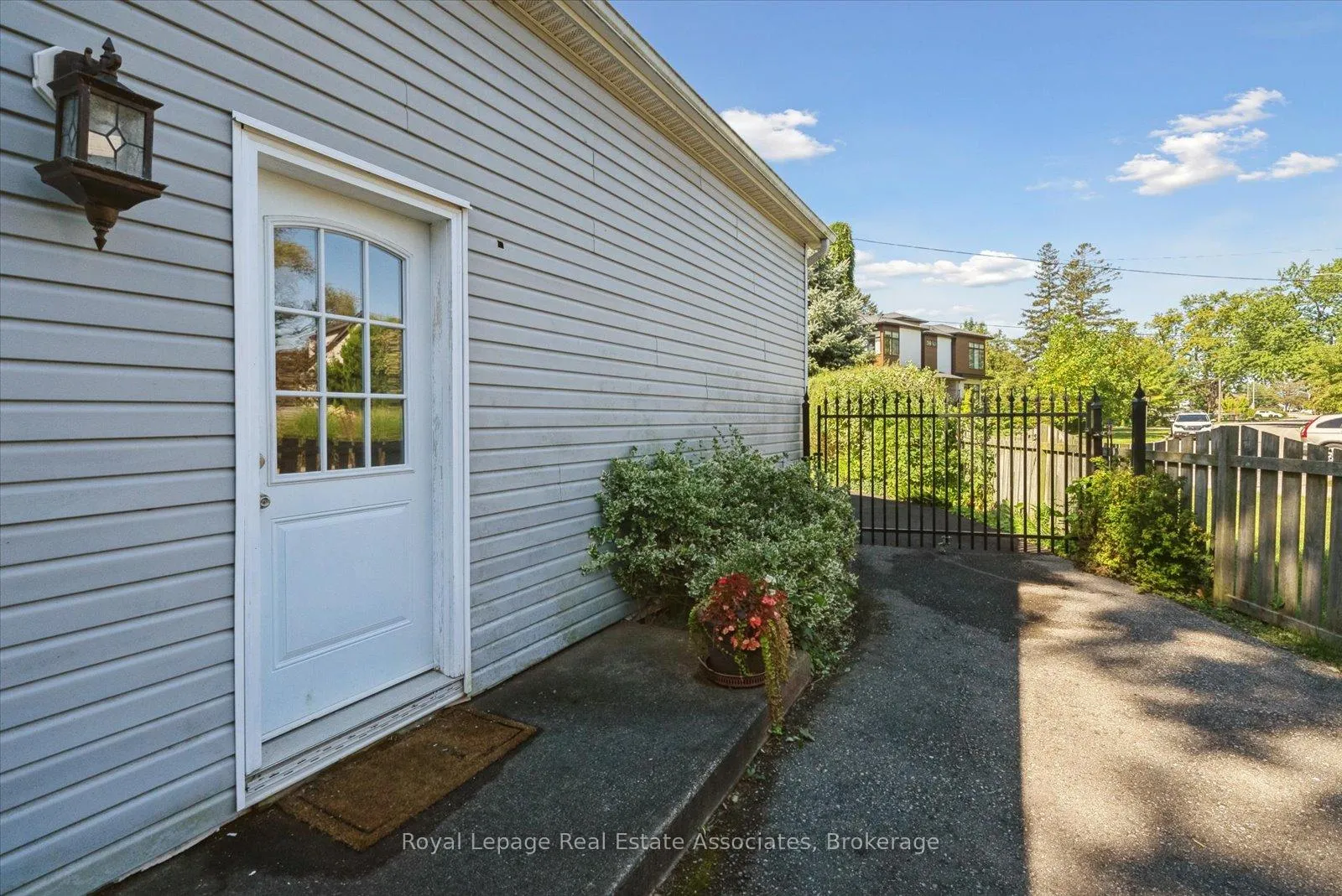 Photo 33 of 708 Montbeck Crescent, Mississauga, Lakeview — HOMEH