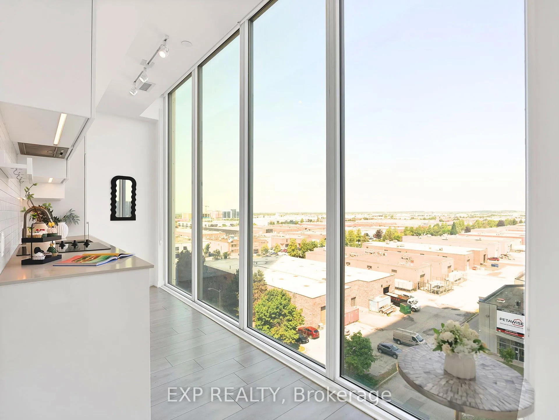 Photo 10 of Unit Unit 811, 950 Portage Parkway, Vaughan, Vaughan Corporate Centre — HOMEH