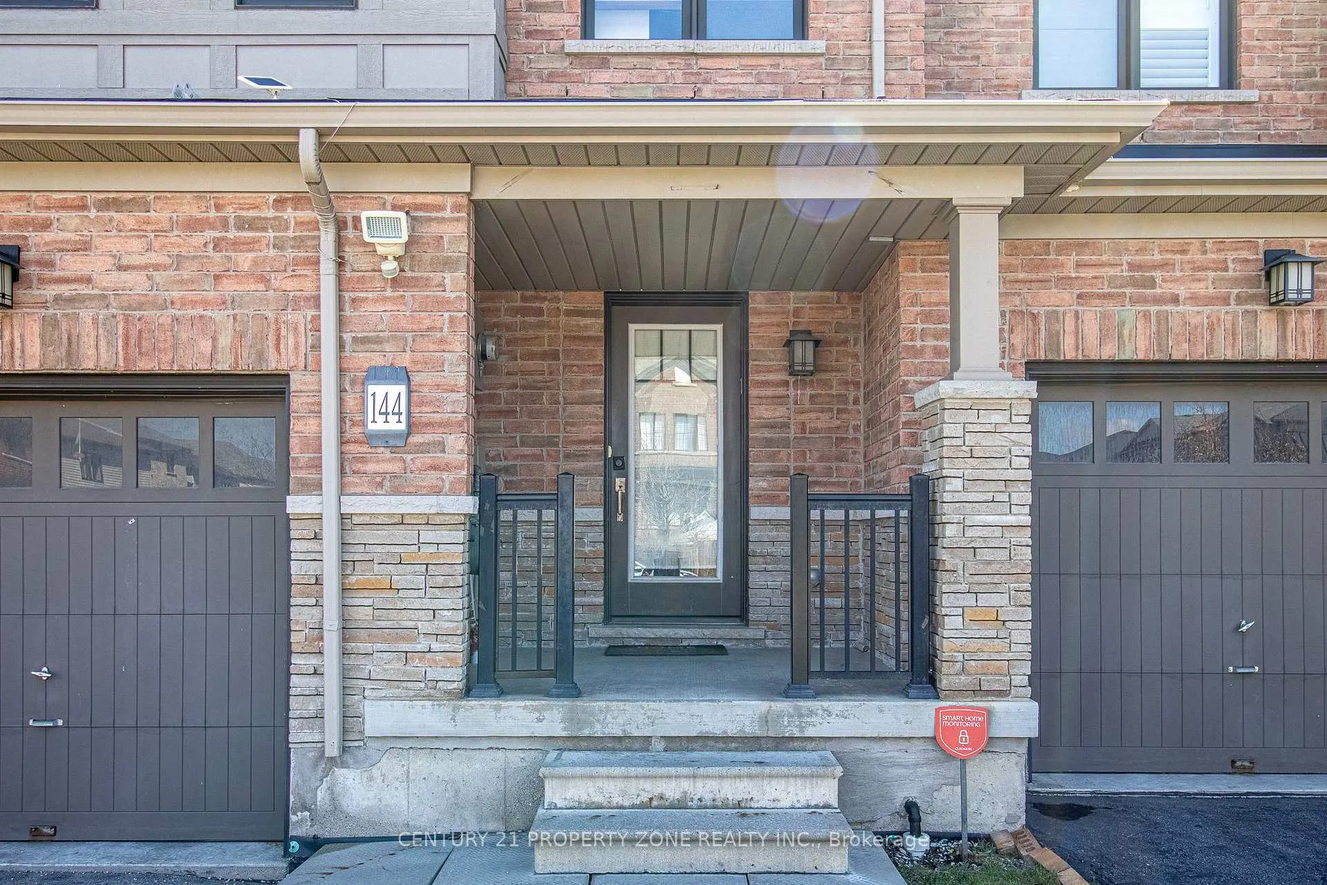 Photo 2 of 144 Crafter Crescent, Hamilton, Stoney Creek Mountain — HOMEH