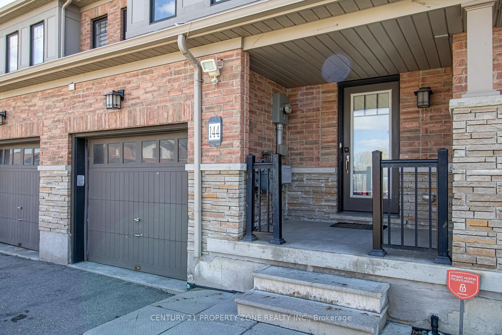 Photo 3 of 144 Crafter Crescent, Hamilton, Stoney Creek Mountain — HOMEH