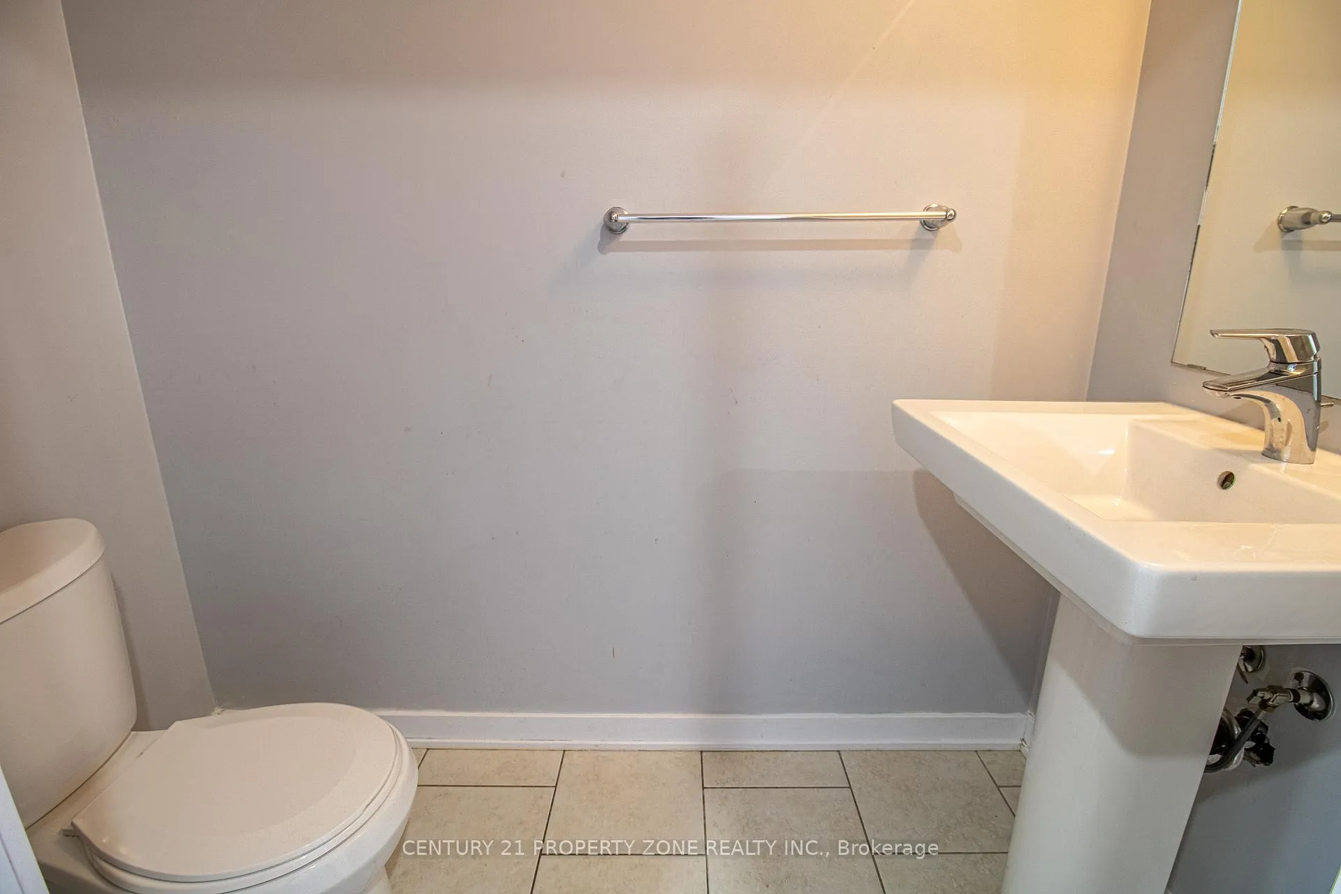 Photo 4 of 144 Crafter Crescent, Hamilton, Stoney Creek Mountain — HOMEH