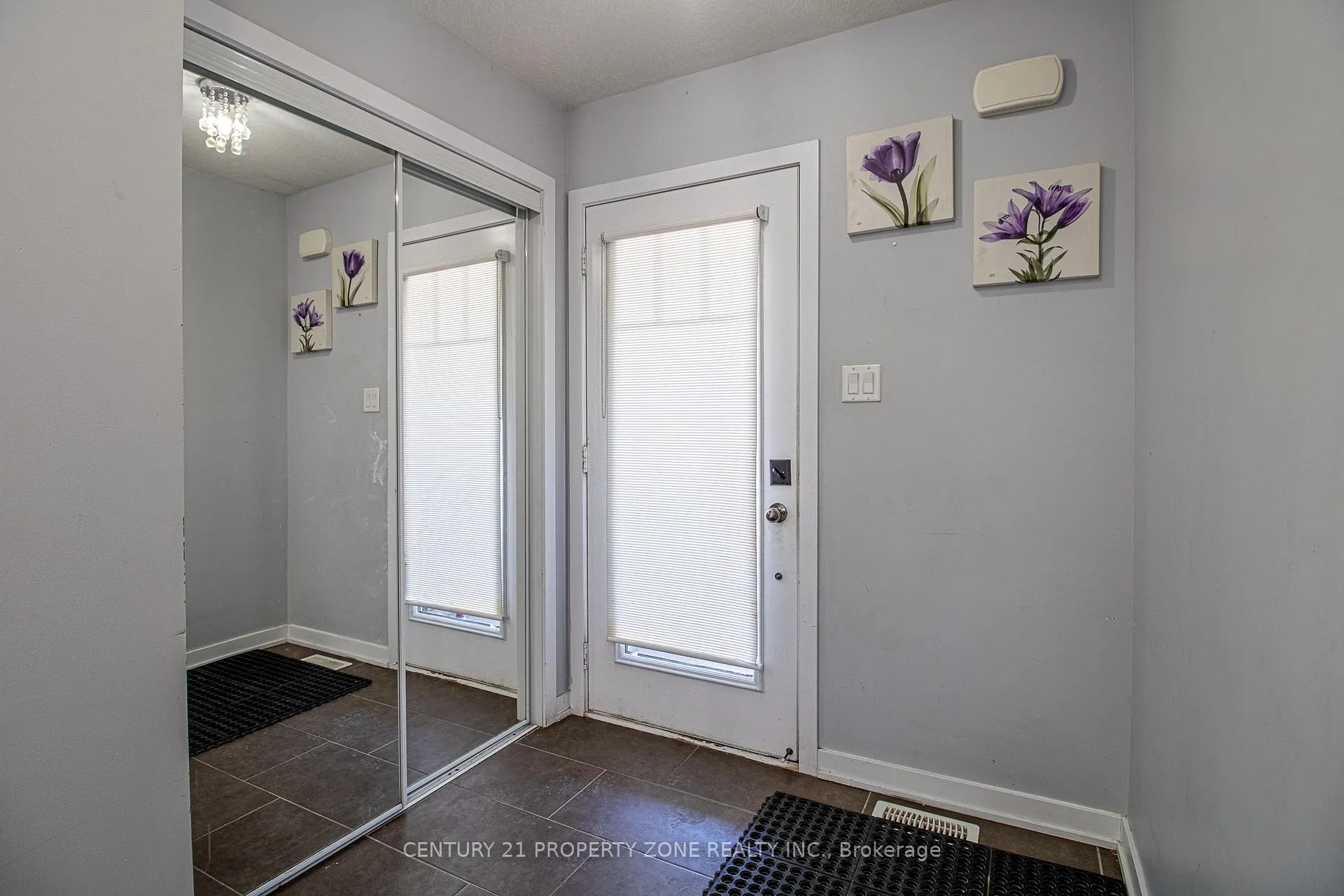 Photo 5 of 144 Crafter Crescent, Hamilton, Stoney Creek Mountain — HOMEH