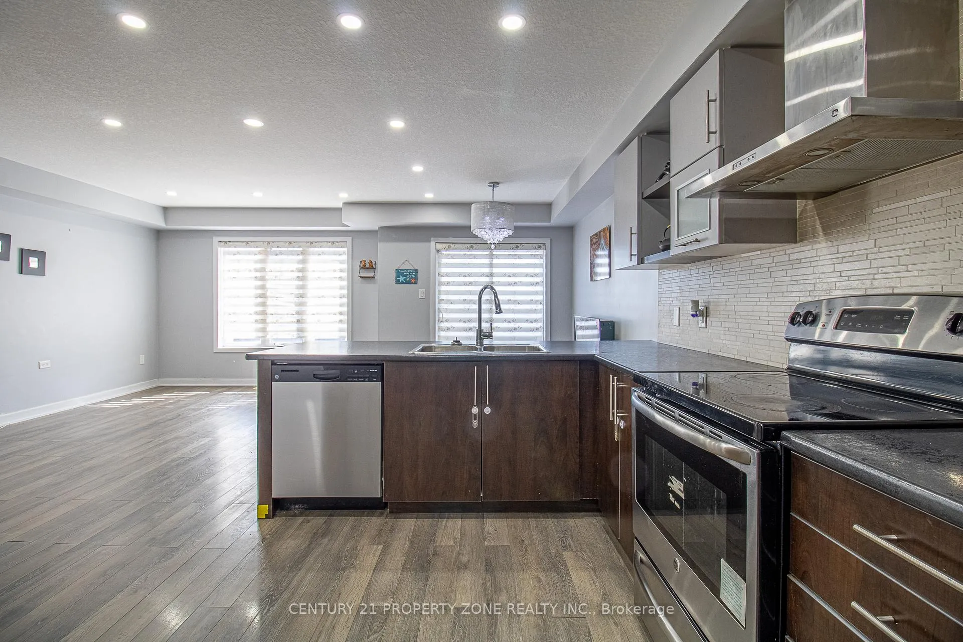 Photo 8 of 144 Crafter Crescent, Hamilton, Stoney Creek Mountain — HOMEH