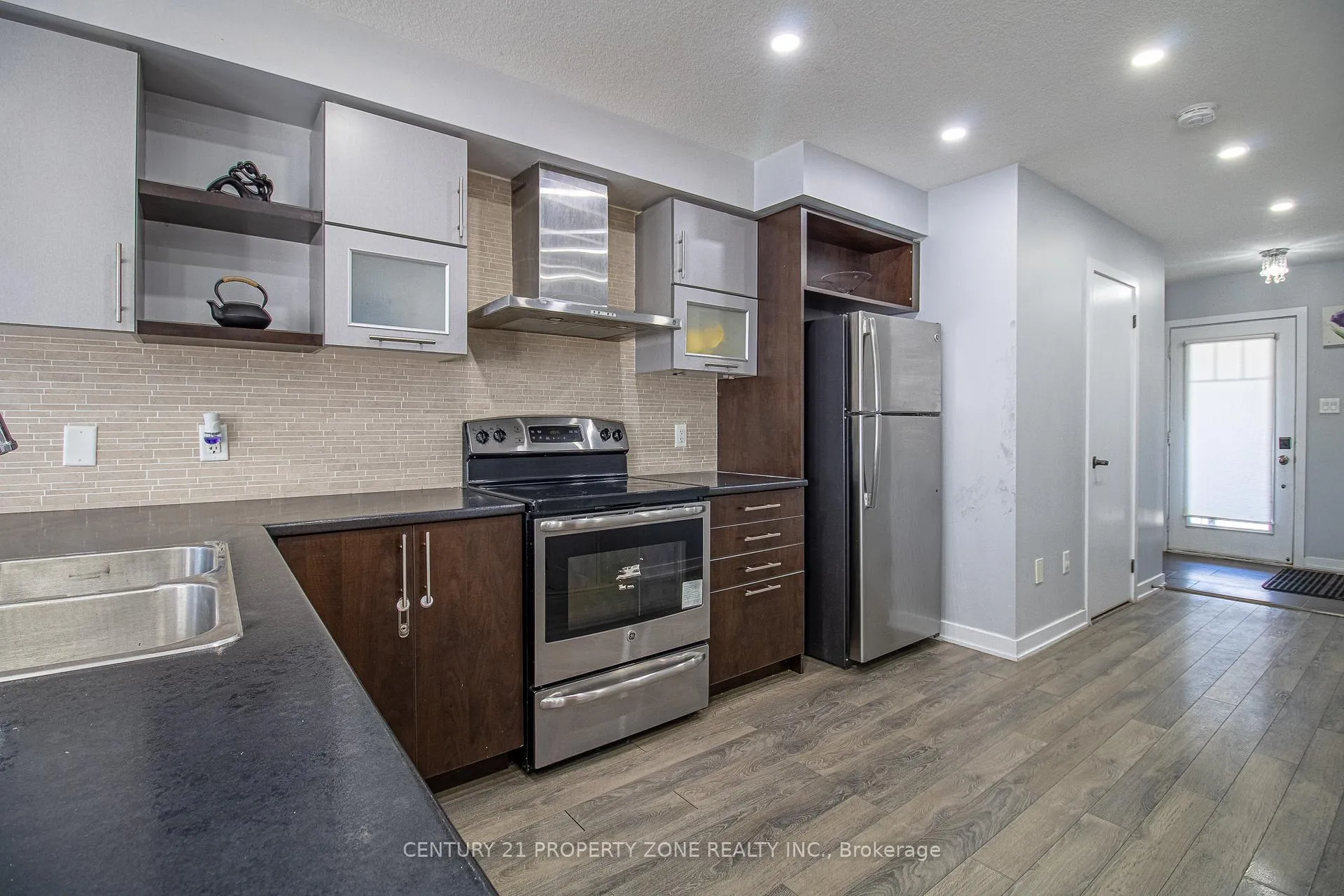 Photo 9 of 144 Crafter Crescent, Hamilton, Stoney Creek Mountain — HOMEH