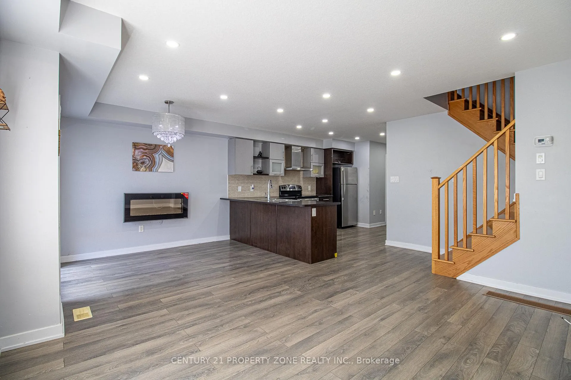 Photo 14 of 144 Crafter Crescent, Hamilton, Stoney Creek Mountain — HOMEH