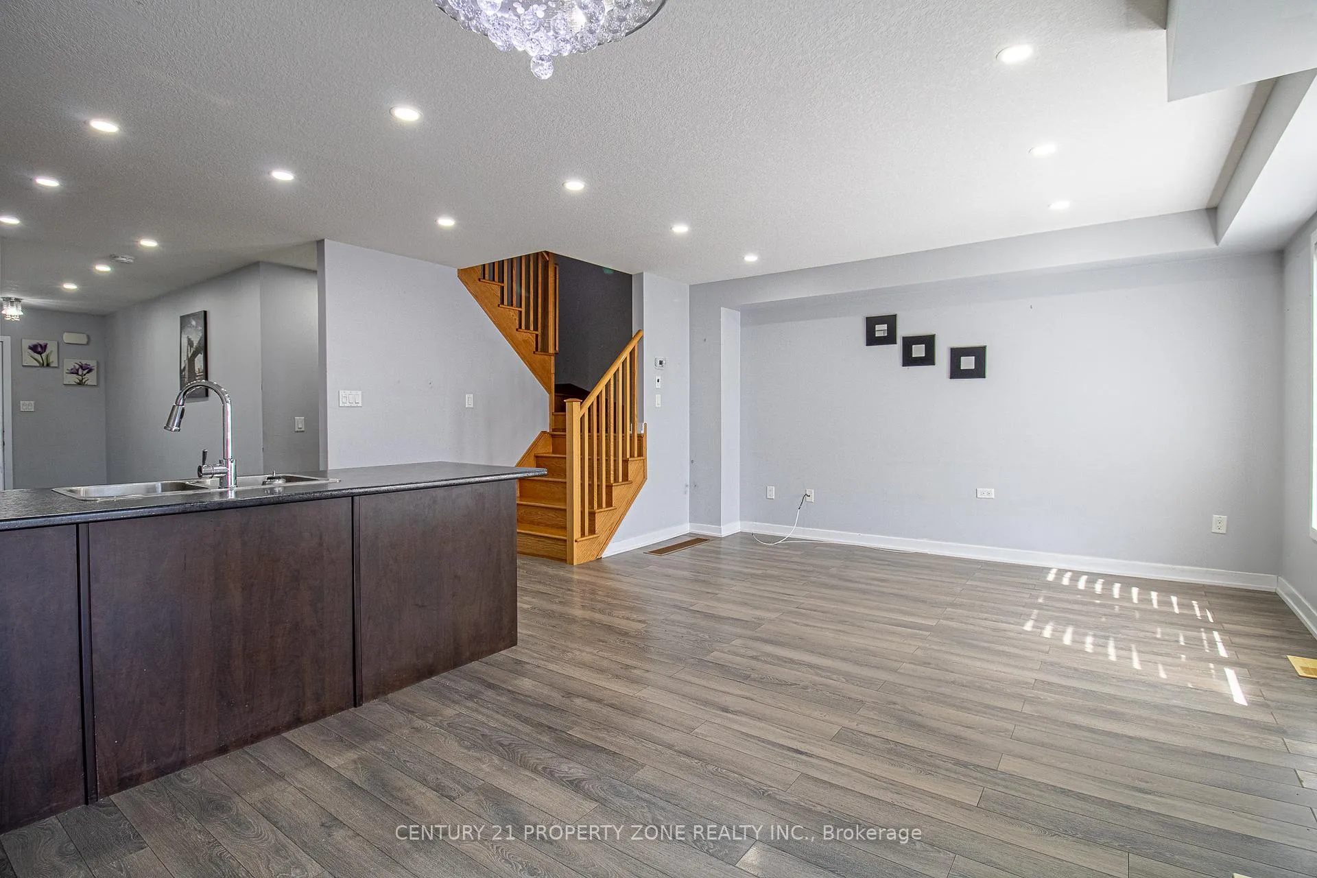 Photo 16 of 144 Crafter Crescent, Hamilton, Stoney Creek Mountain — HOMEH