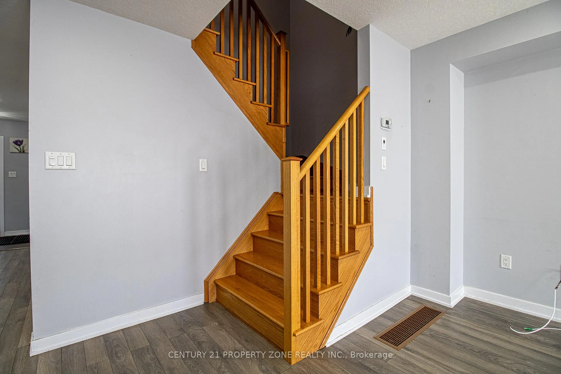 Photo 17 of 144 Crafter Crescent, Hamilton, Stoney Creek Mountain — HOMEH