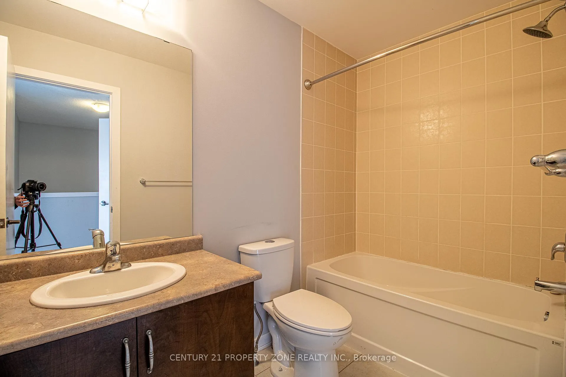 Photo 24 of 144 Crafter Crescent, Hamilton, Stoney Creek Mountain — HOMEH