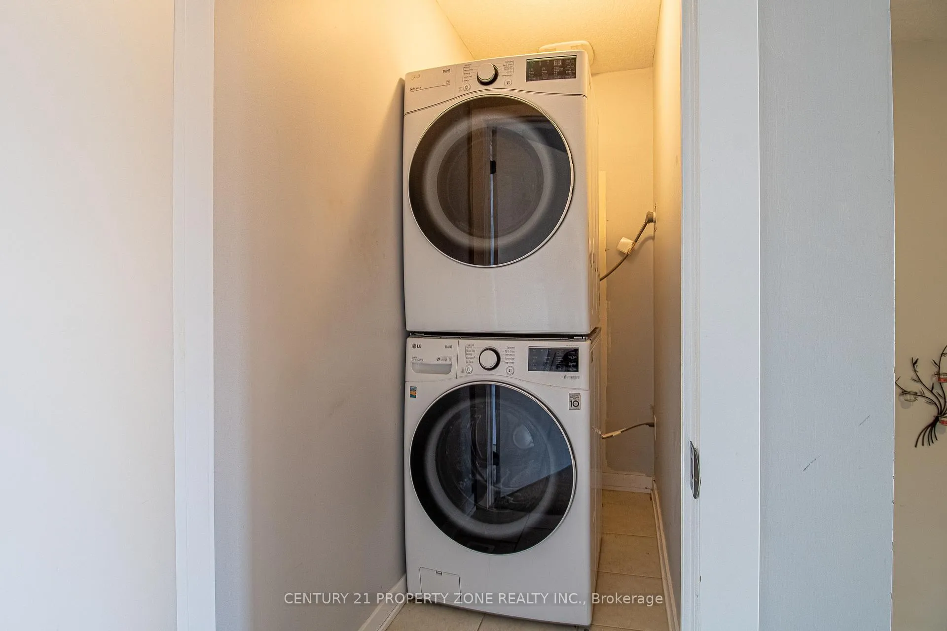 Photo 30 of 144 Crafter Crescent, Hamilton, Stoney Creek Mountain — HOMEH