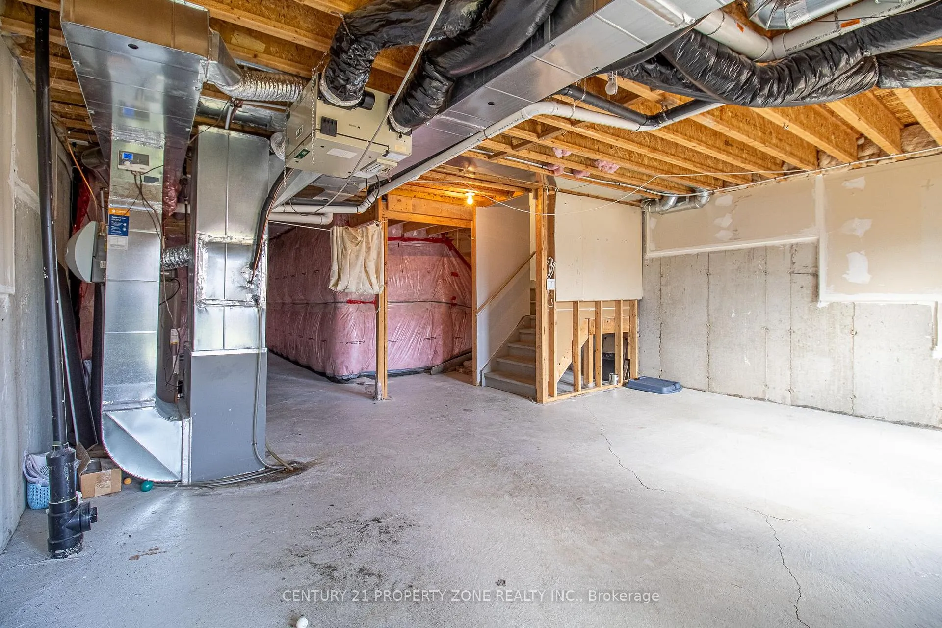 Photo 34 of 144 Crafter Crescent, Hamilton, Stoney Creek Mountain — HOMEH