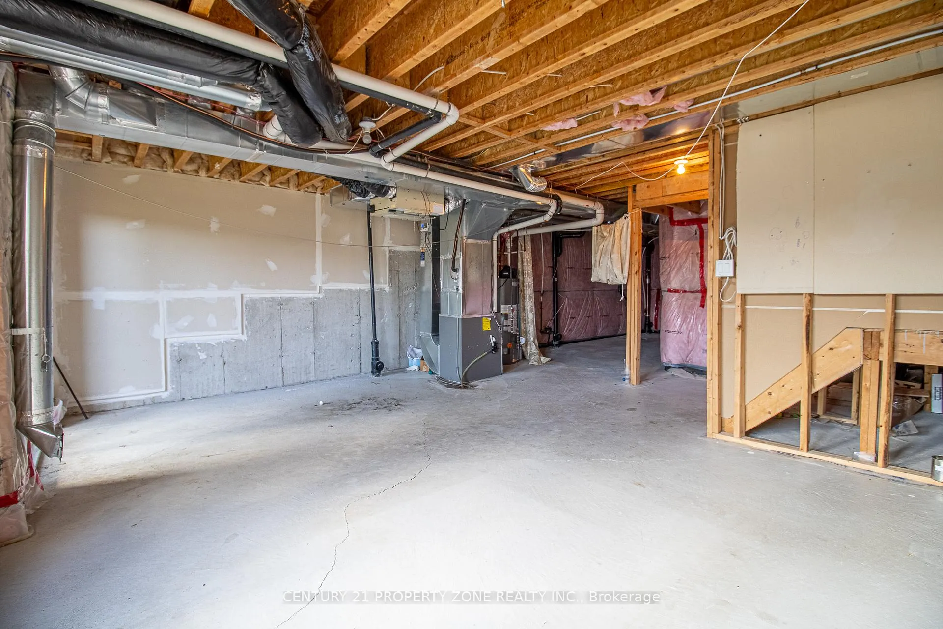 Photo 35 of 144 Crafter Crescent, Hamilton, Stoney Creek Mountain — HOMEH