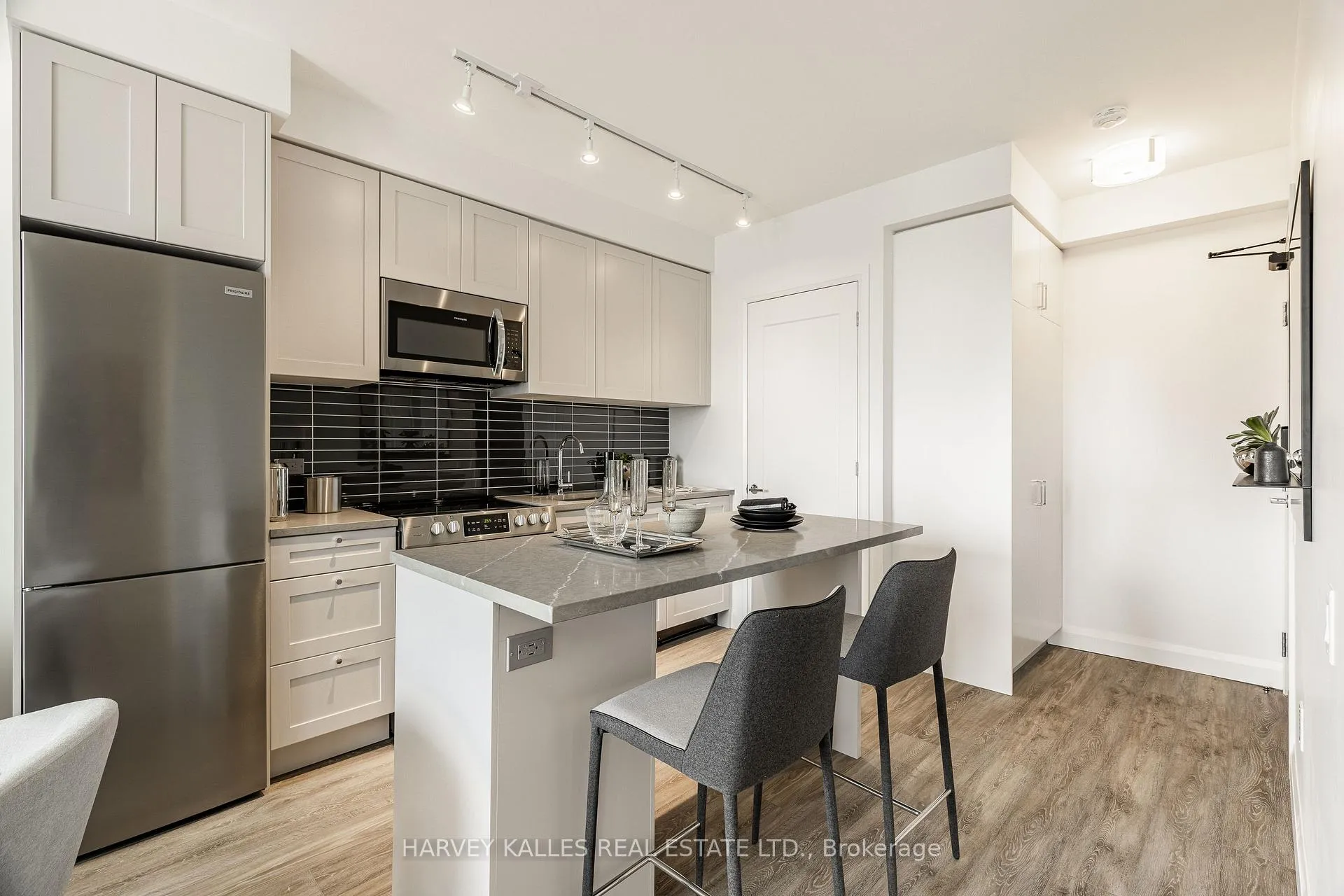 Photo 2 of Unit 1404, 71 Redpath Avenue, Toronto, Mount Pleasant West — HOMEH