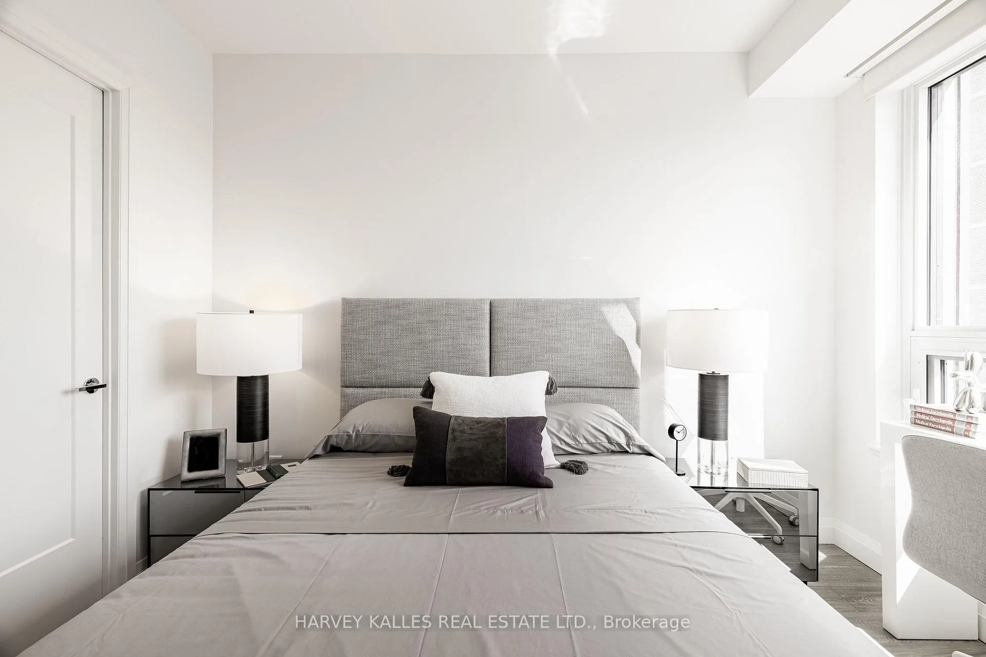 Photo 4 of Unit 1404, 71 Redpath Avenue, Toronto, Mount Pleasant West — HOMEH