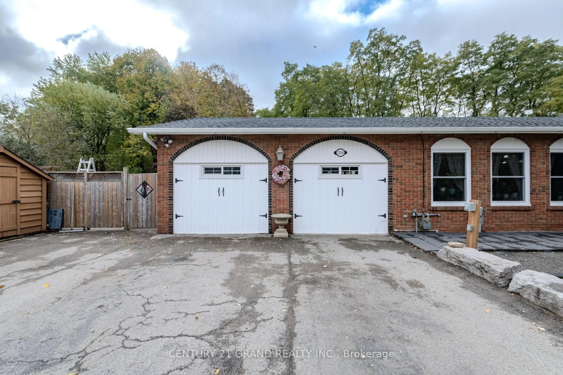 Photo 2 of 2104 Governors Road, Hamilton, Rural Ancaster — HOMEH