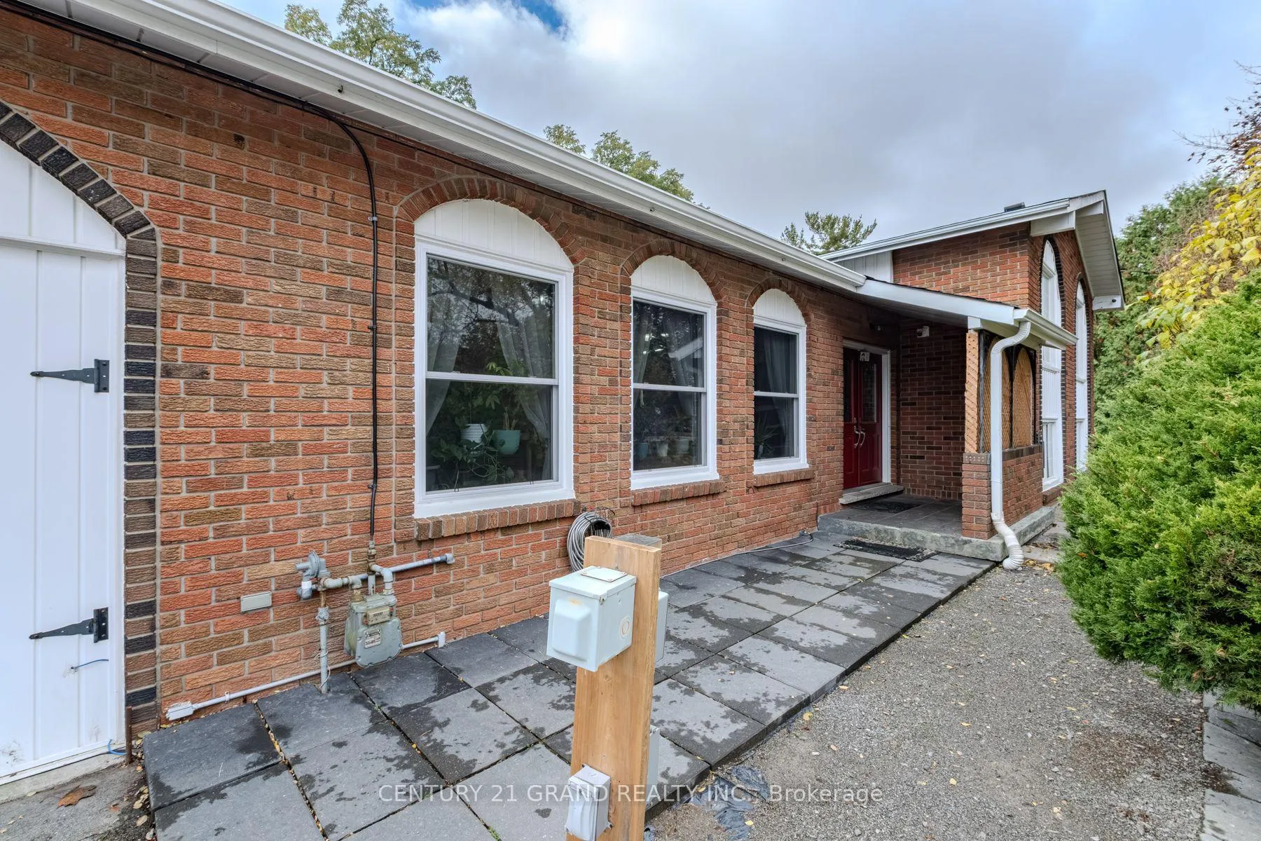 Photo 3 of 2104 Governors Road, Hamilton, Rural Ancaster — HOMEH