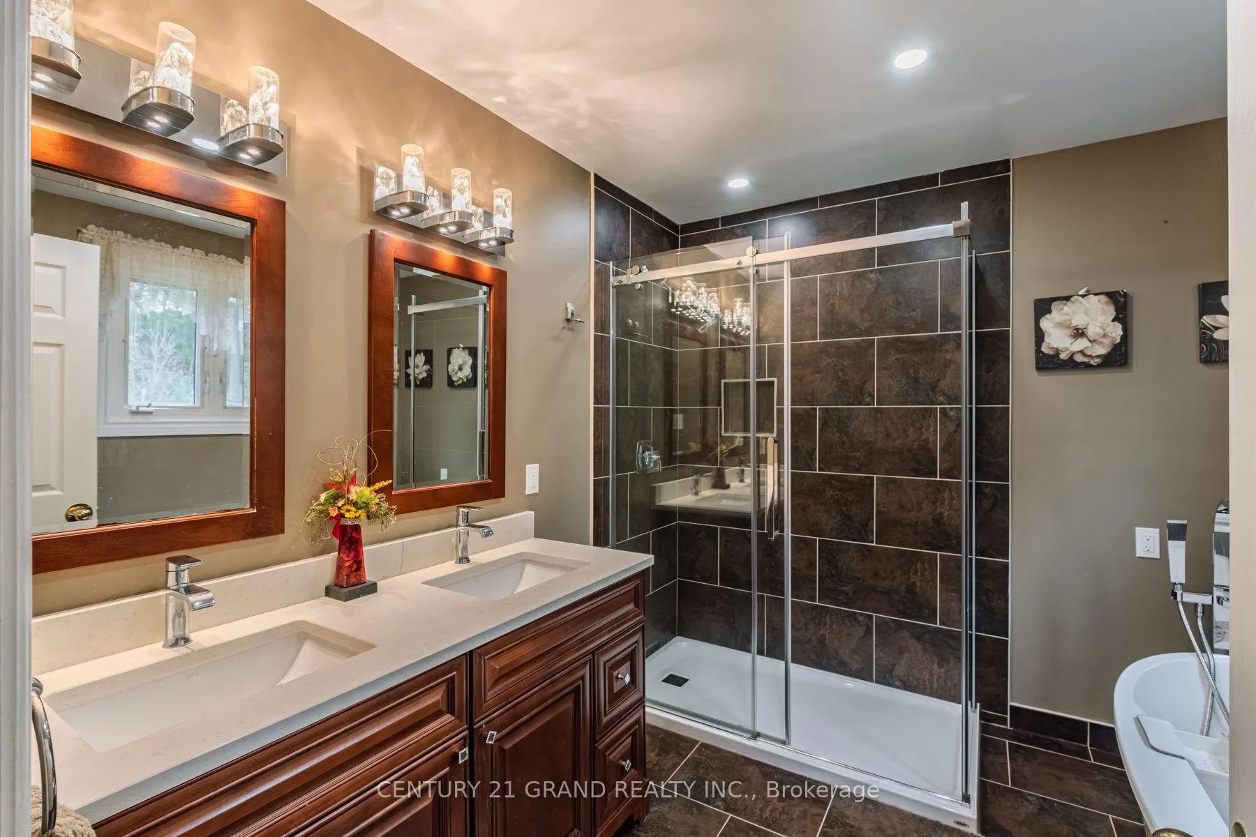 Photo 23 of 2104 Governors Road, Hamilton, Rural Ancaster — HOMEH