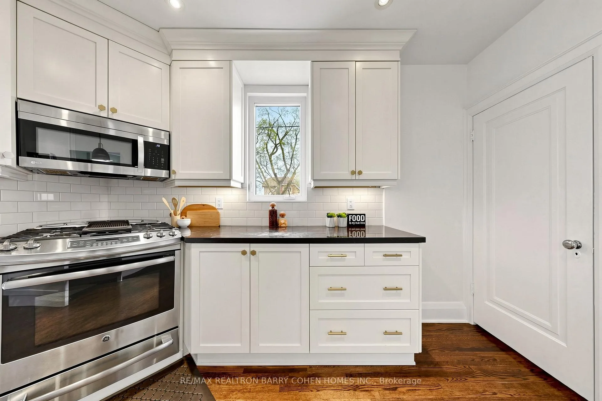 Photo 11 of 3 Donegall Drive, Toronto, Leaside — HOMEH