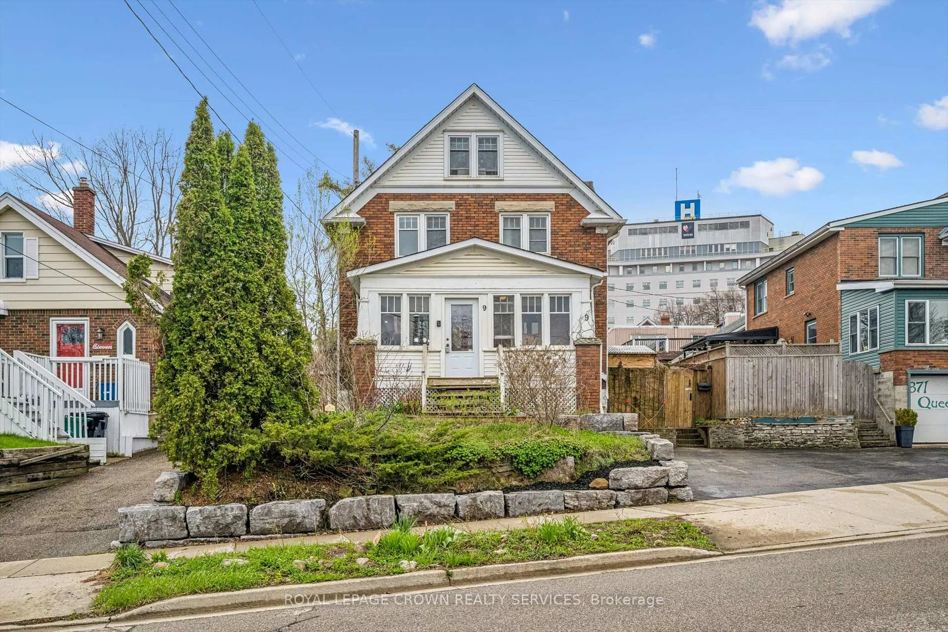 Front of 9 Spadina Road E