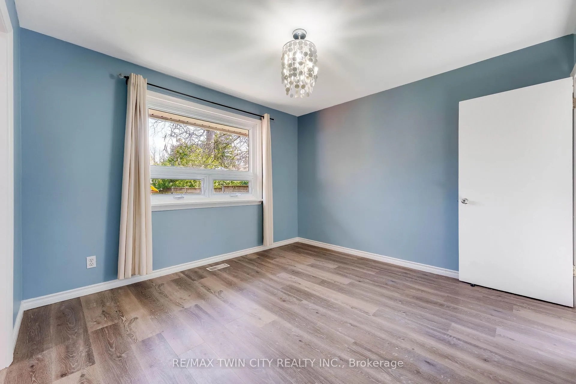 Photo 10 of 92 Braeside Avenue, Waterloo — HOMEH