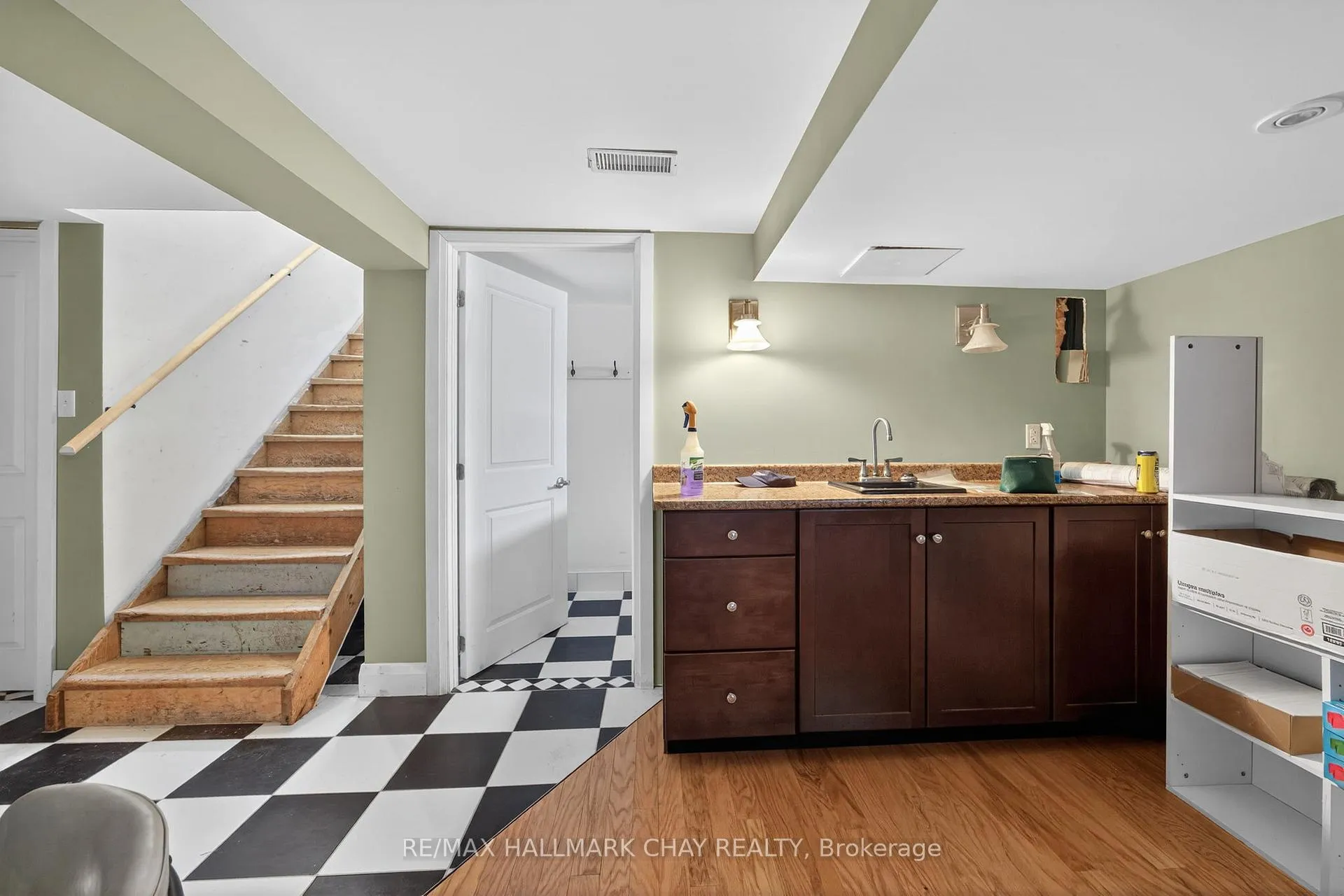Photo 23 of 68 Drury Lane, Barrie, Wellington — HOMEH