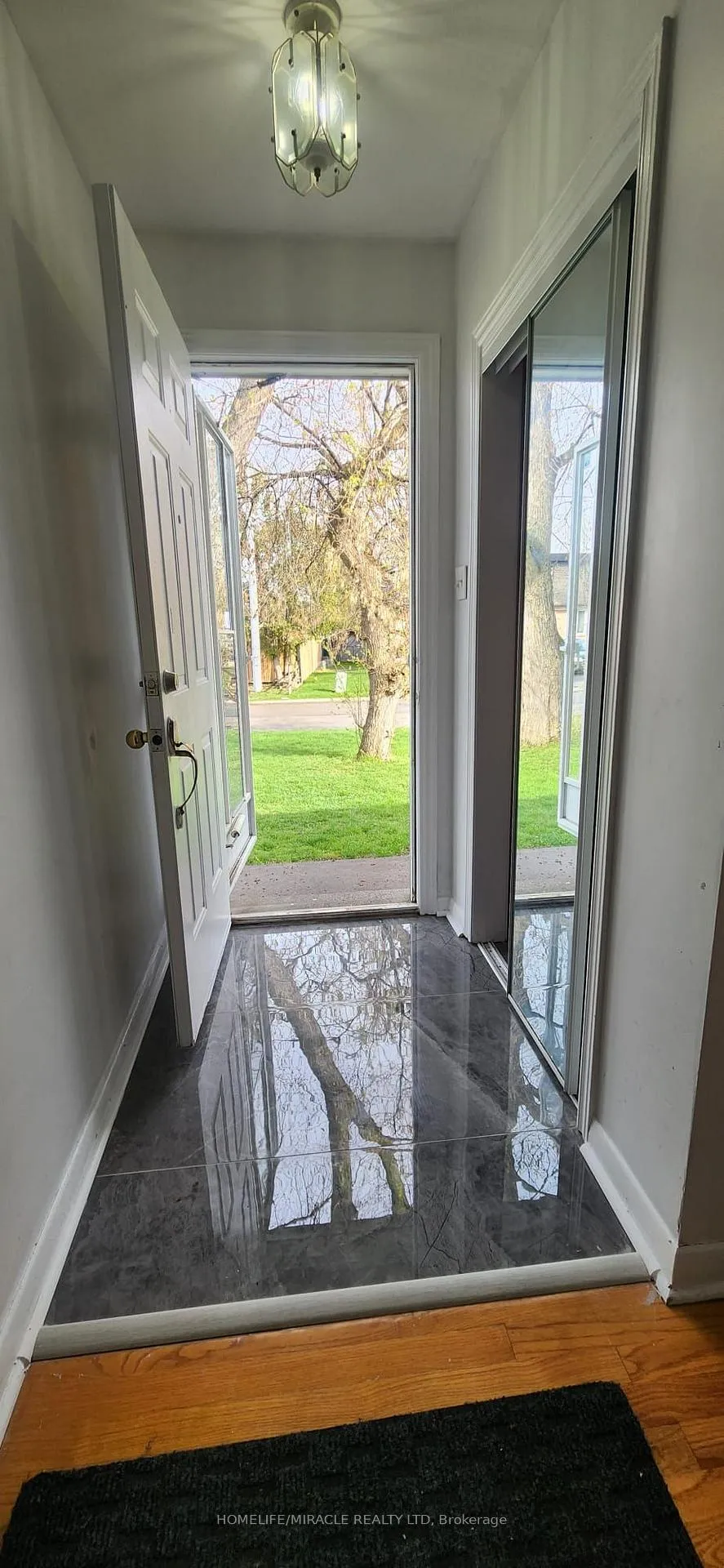 Photo 2 of 3355 Capricorn Crescent, Mississauga, Malton — HOMEH