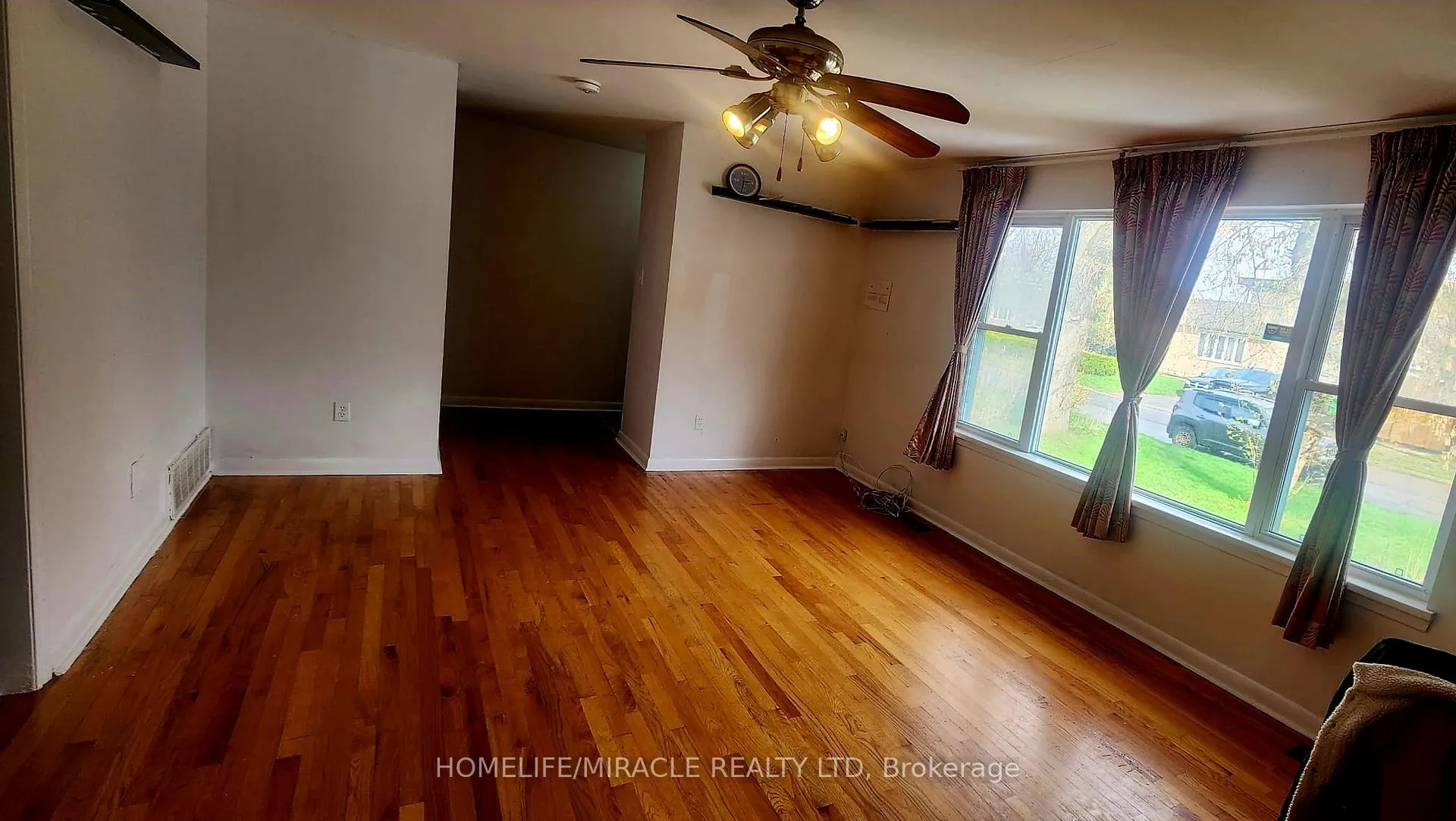 Photo 4 of 3355 Capricorn Crescent, Mississauga, Malton — HOMEH
