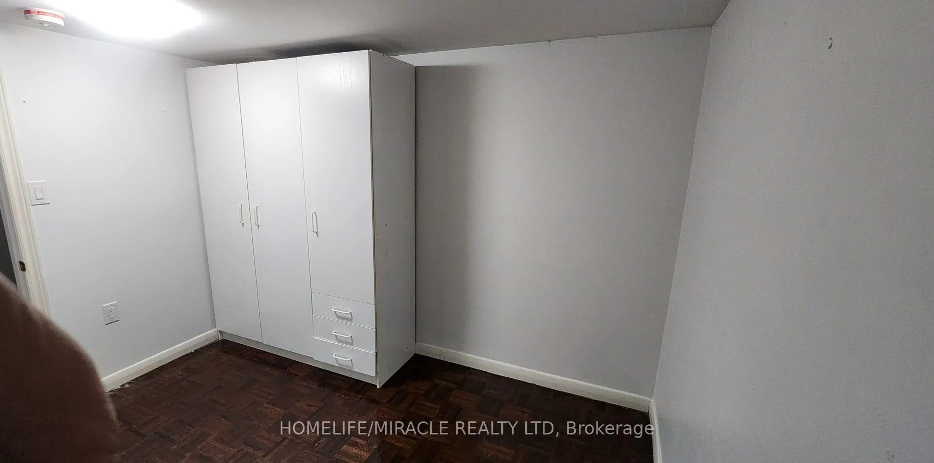 Photo 5 of 3355 Capricorn Crescent, Mississauga, Malton — HOMEH