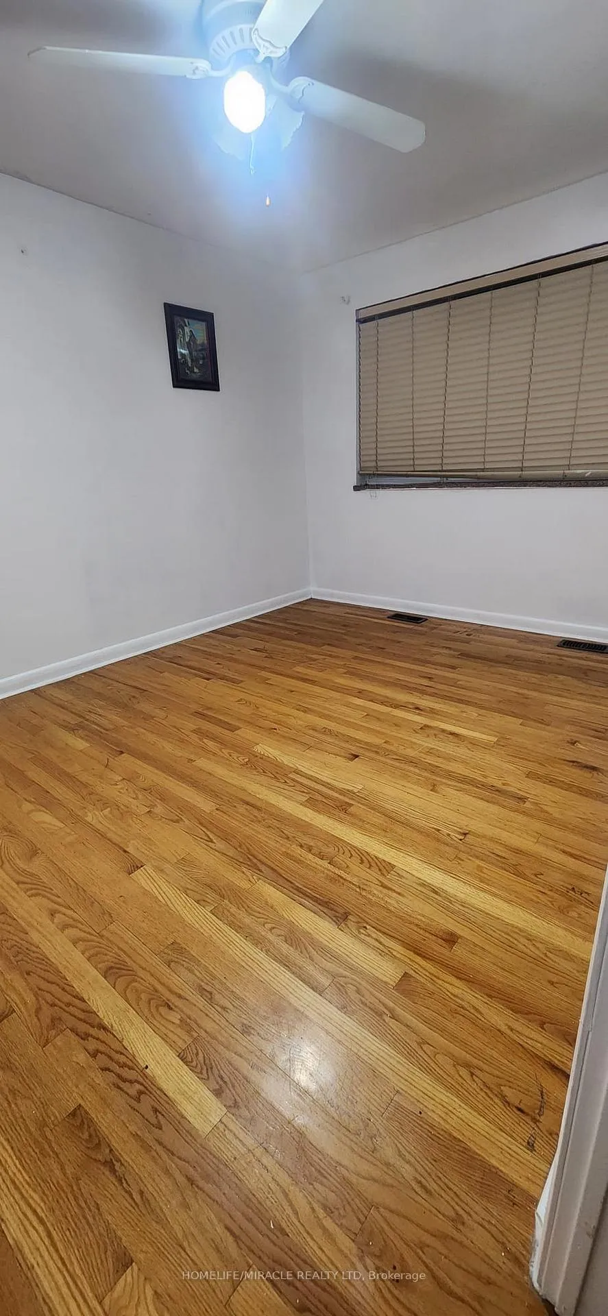 Photo 6 of 3355 Capricorn Crescent, Mississauga, Malton — HOMEH