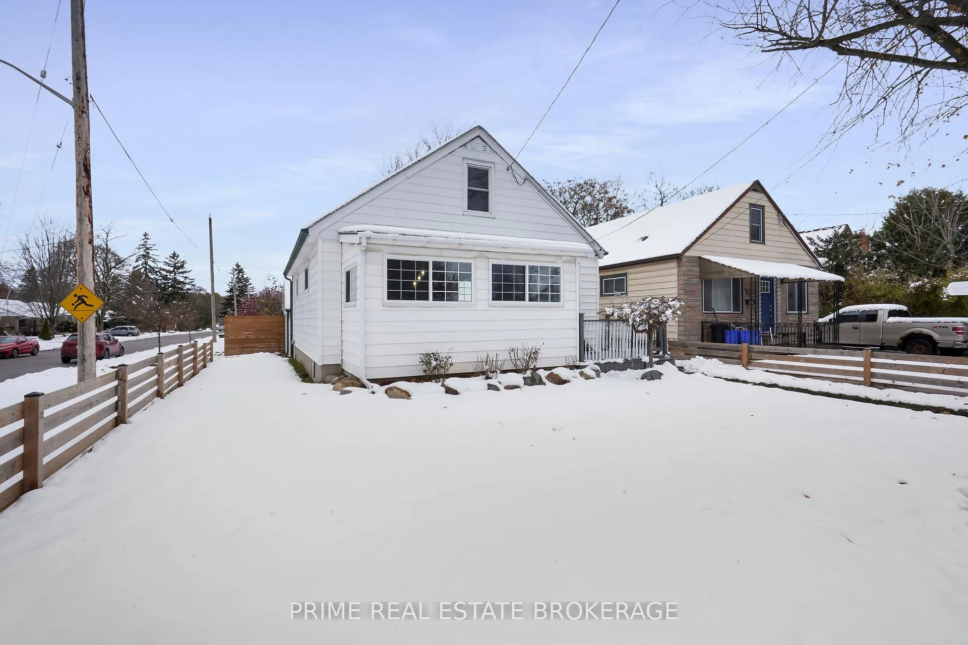 Photo 2 of 361 Spruce Street, London, East H — HOMEH