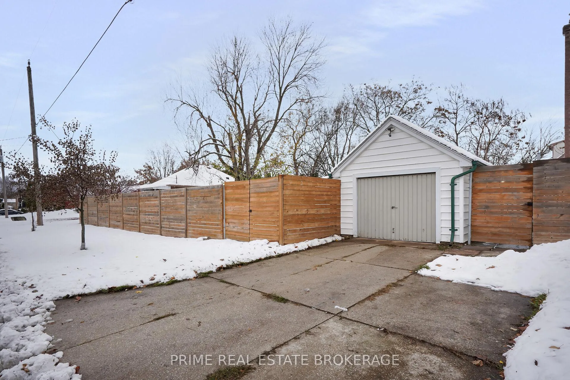 Photo 3 of 361 Spruce Street, London, East H — HOMEH