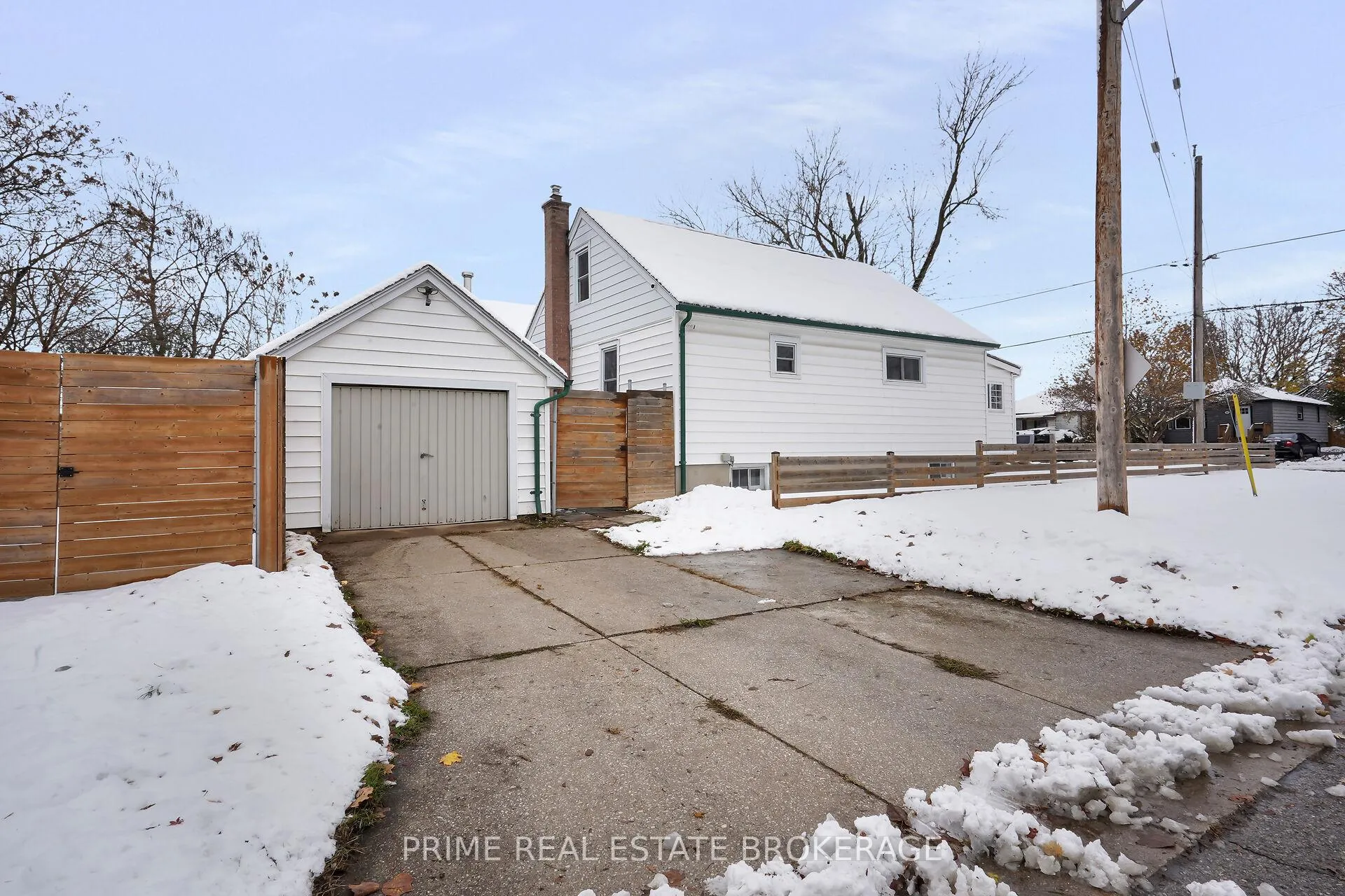 Photo 4 of 361 Spruce Street, London, East H — HOMEH