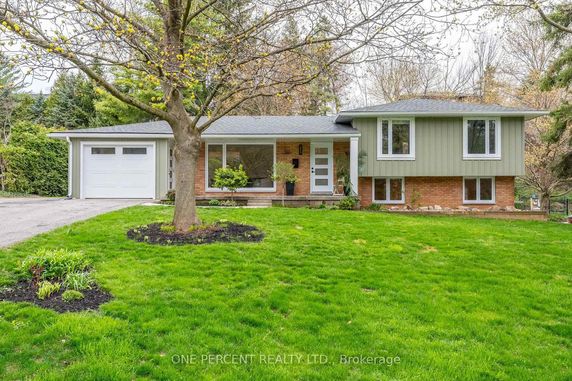Photo 1 of 187 Woodview Crescent, Hamilton, Ancaster — HOMEH
