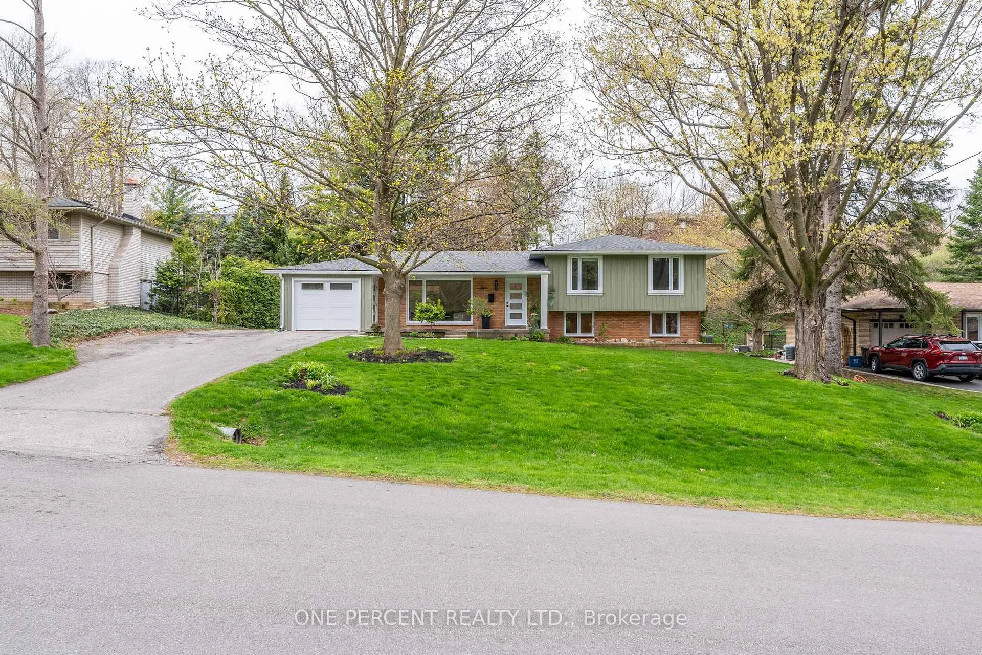 Photo 2 of 187 Woodview Crescent, Hamilton, Ancaster — HOMEH