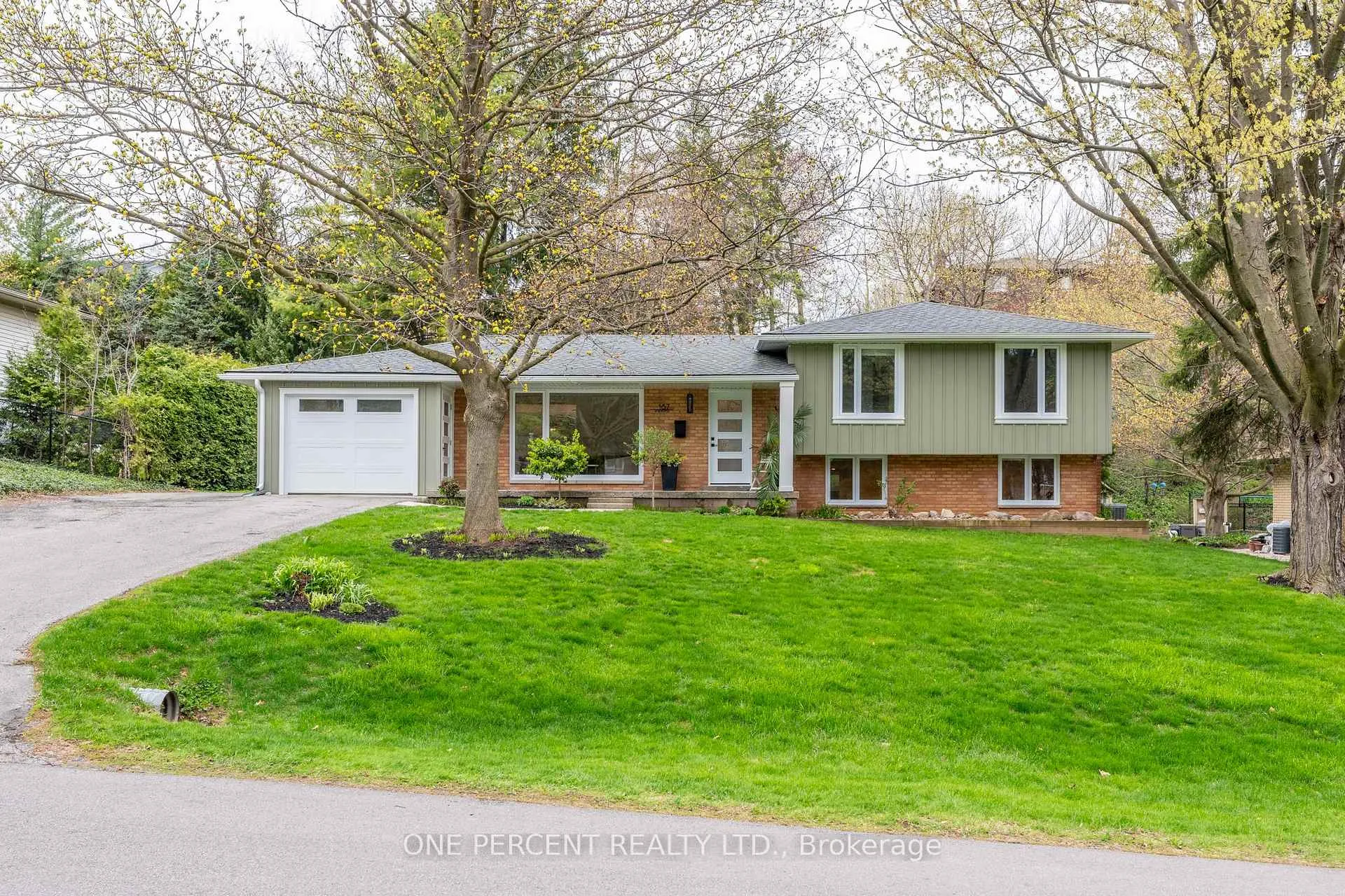 Photo 3 of 187 Woodview Crescent, Hamilton, Ancaster — HOMEH