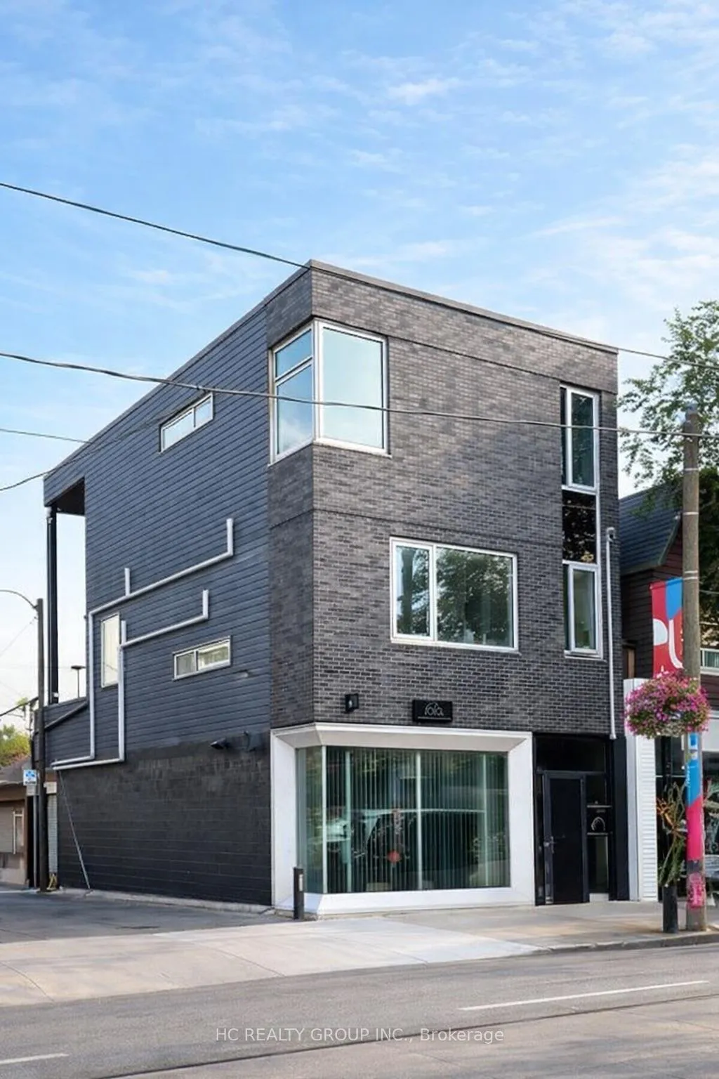 Front of 899 Dundas Street W