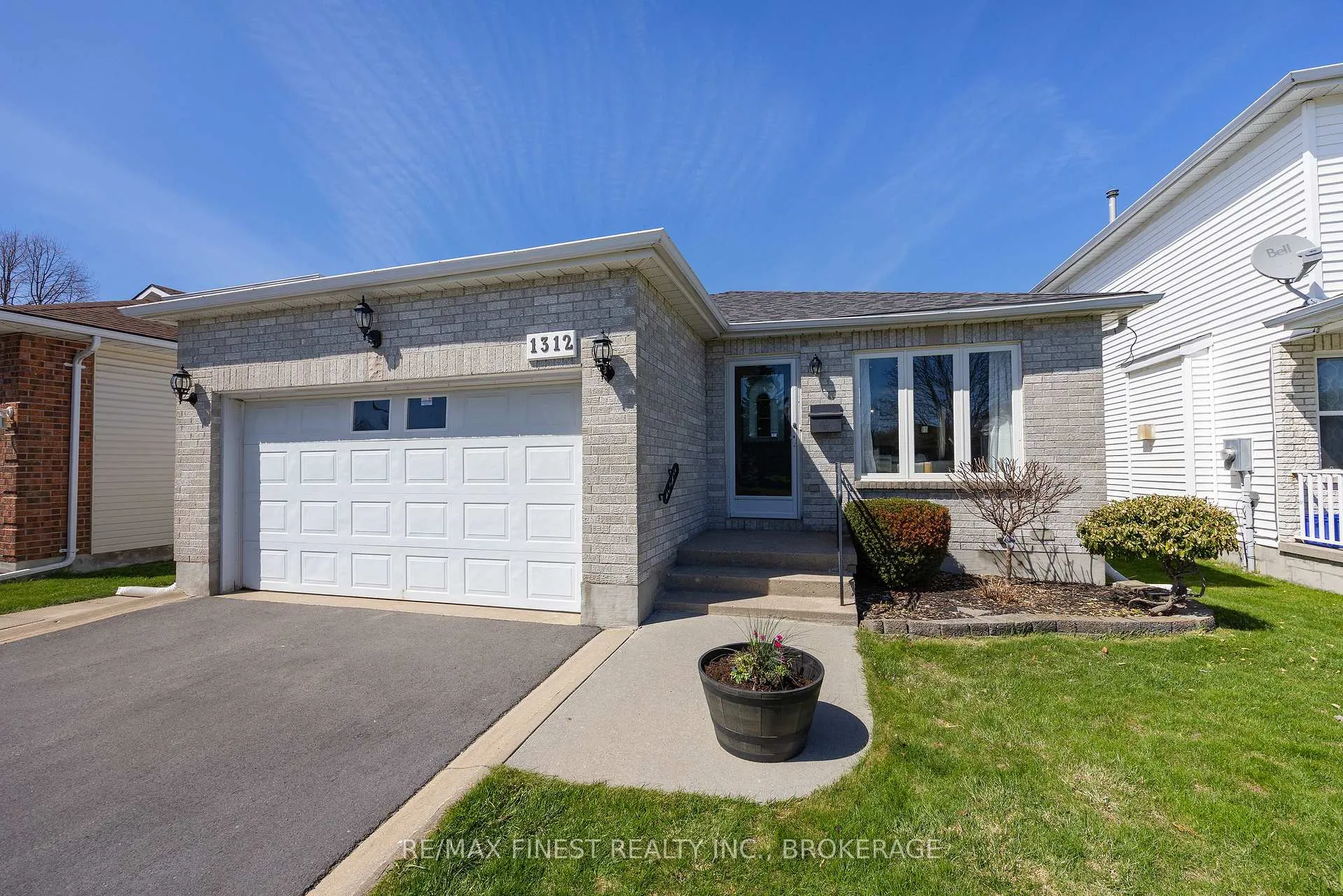 Photo 2 of 1312 Fisher Crescent, Kingston, City Southwest — HOMEH
