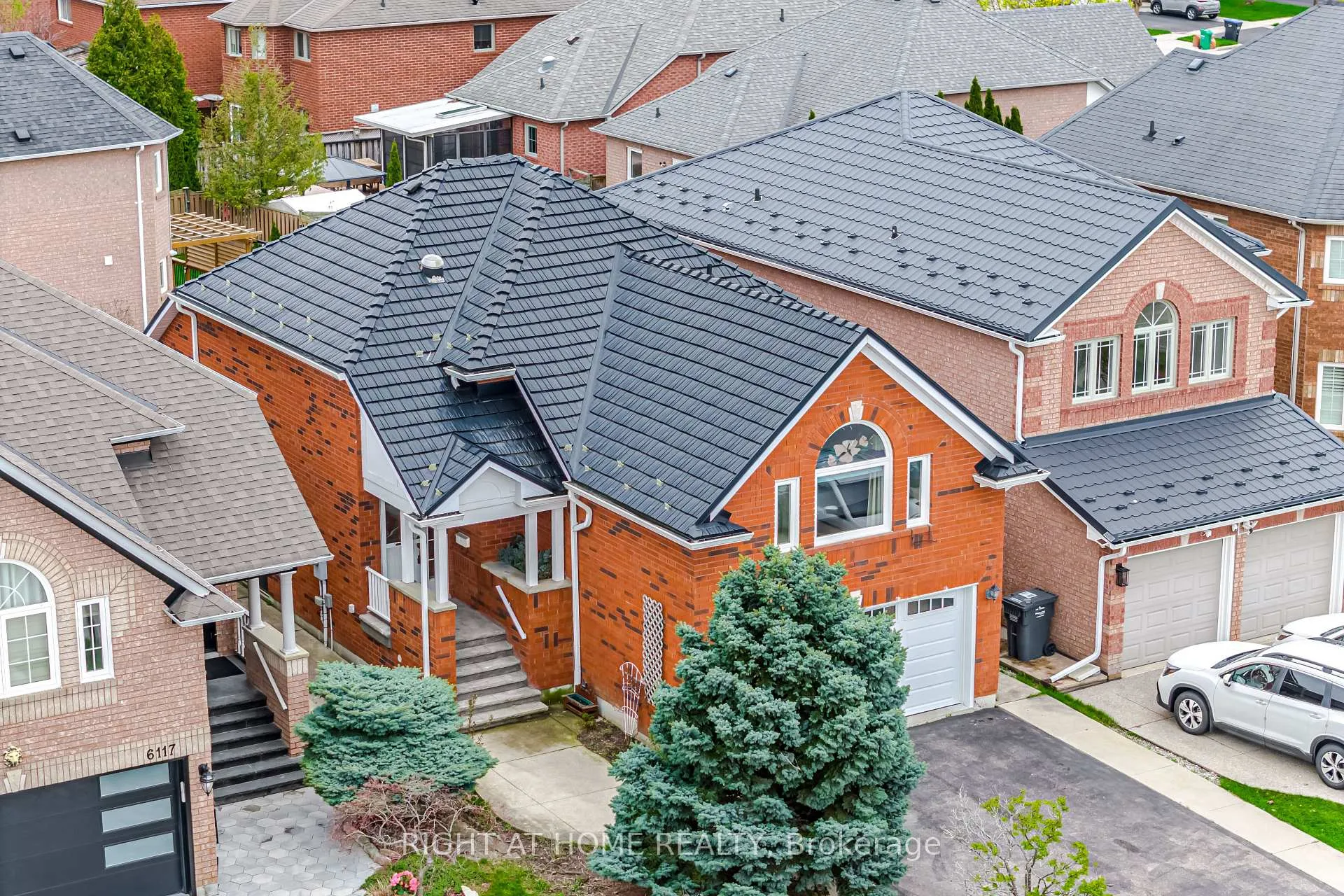 Photo 2 of 6113 Maple Gate Circle, Mississauga, Lisgar — HOMEH