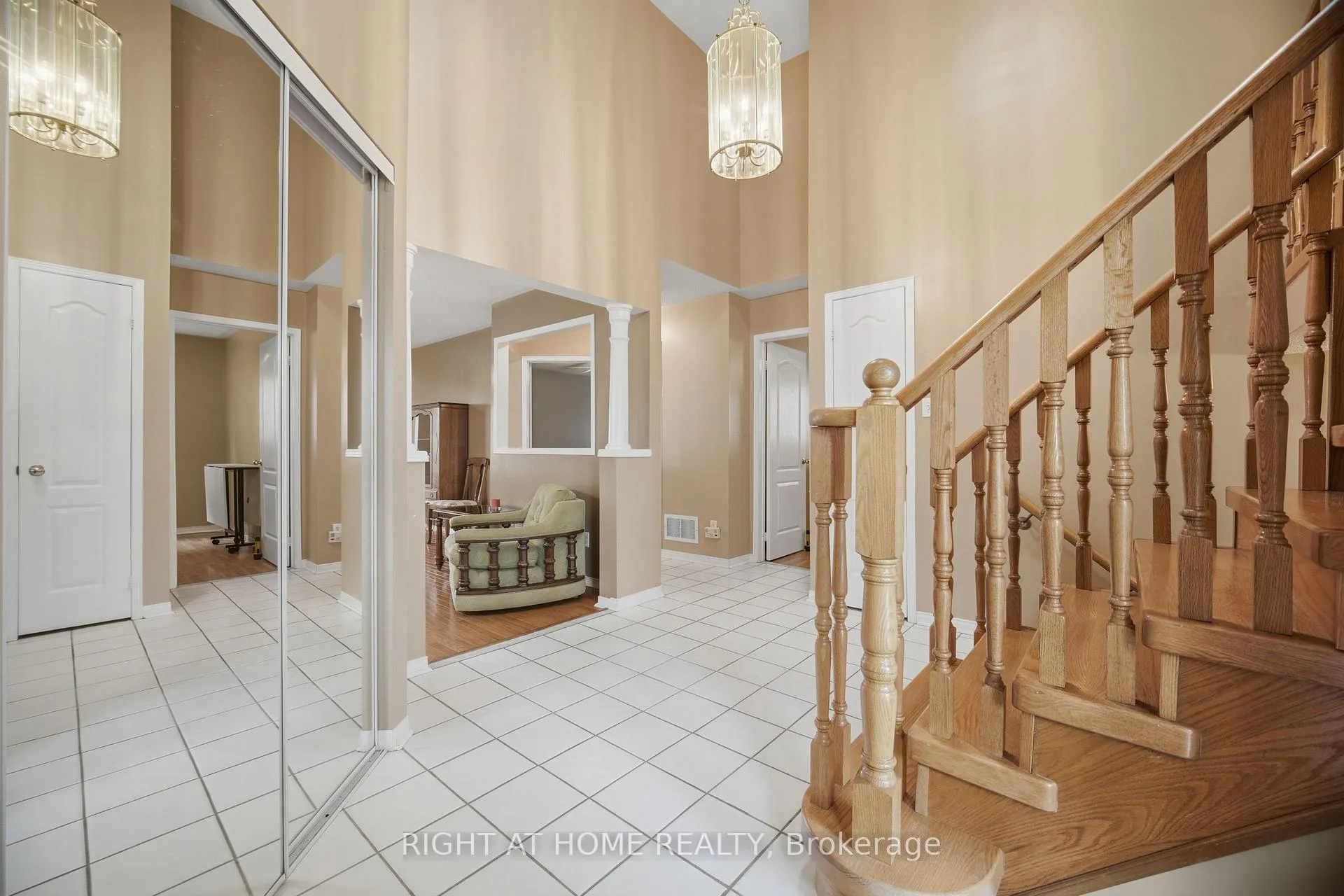 Photo 5 of 6113 Maple Gate Circle, Mississauga, Lisgar — HOMEH