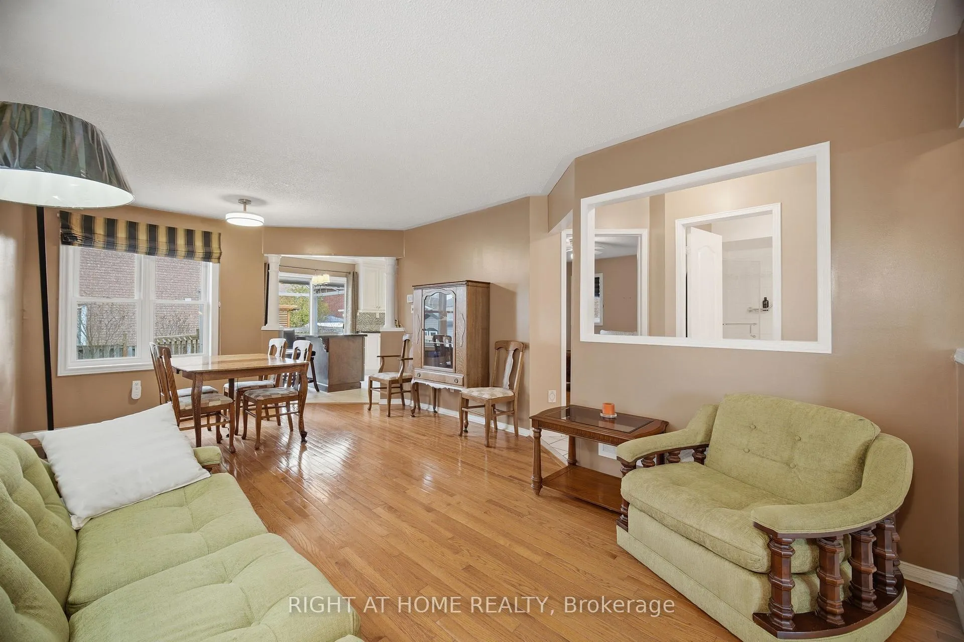 Photo 7 of 6113 Maple Gate Circle, Mississauga, Lisgar — HOMEH