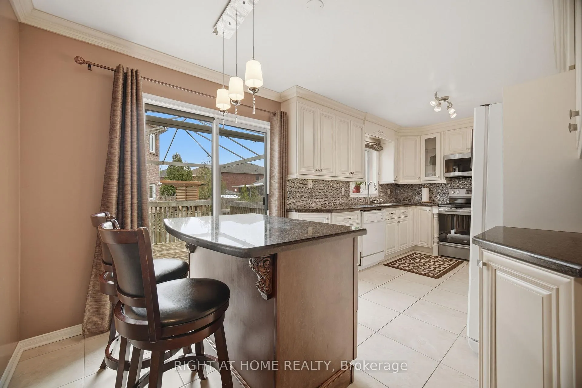 Photo 10 of 6113 Maple Gate Circle, Mississauga, Lisgar — HOMEH