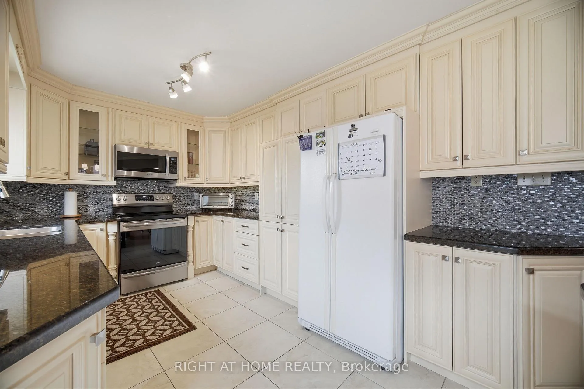 Photo 11 of 6113 Maple Gate Circle, Mississauga, Lisgar — HOMEH