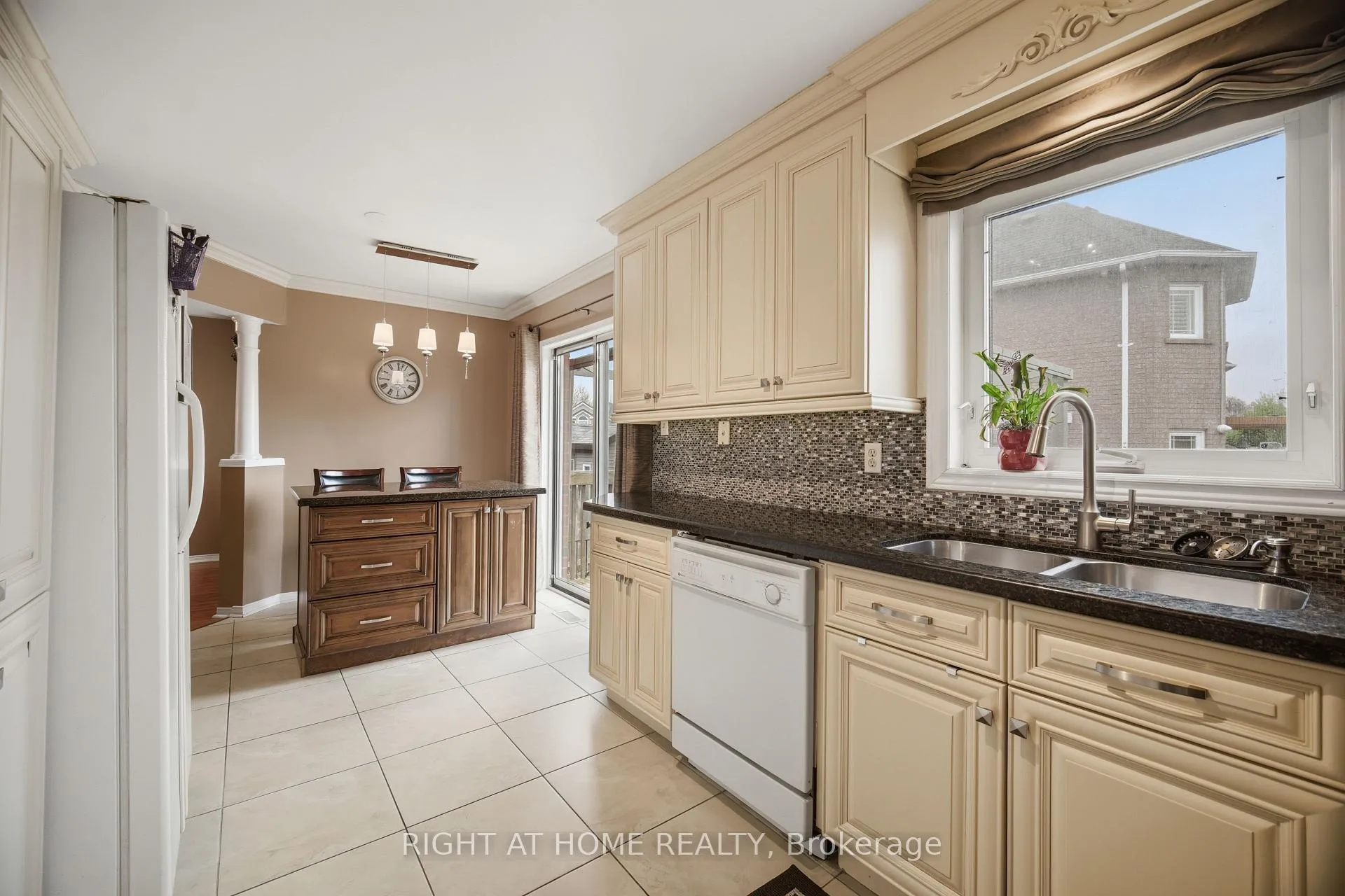 Photo 12 of 6113 Maple Gate Circle, Mississauga, Lisgar — HOMEH