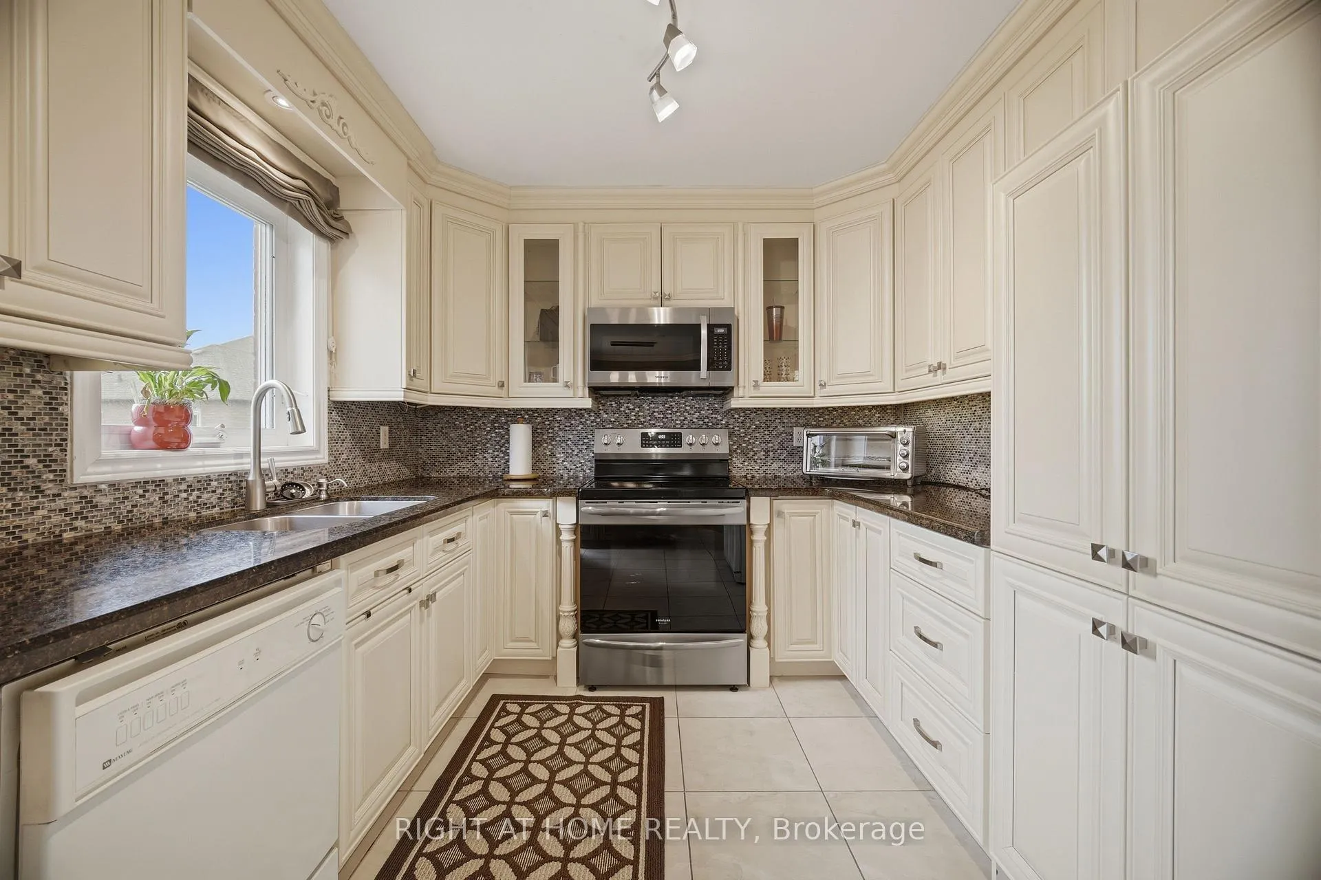 Photo 13 of 6113 Maple Gate Circle, Mississauga, Lisgar — HOMEH
