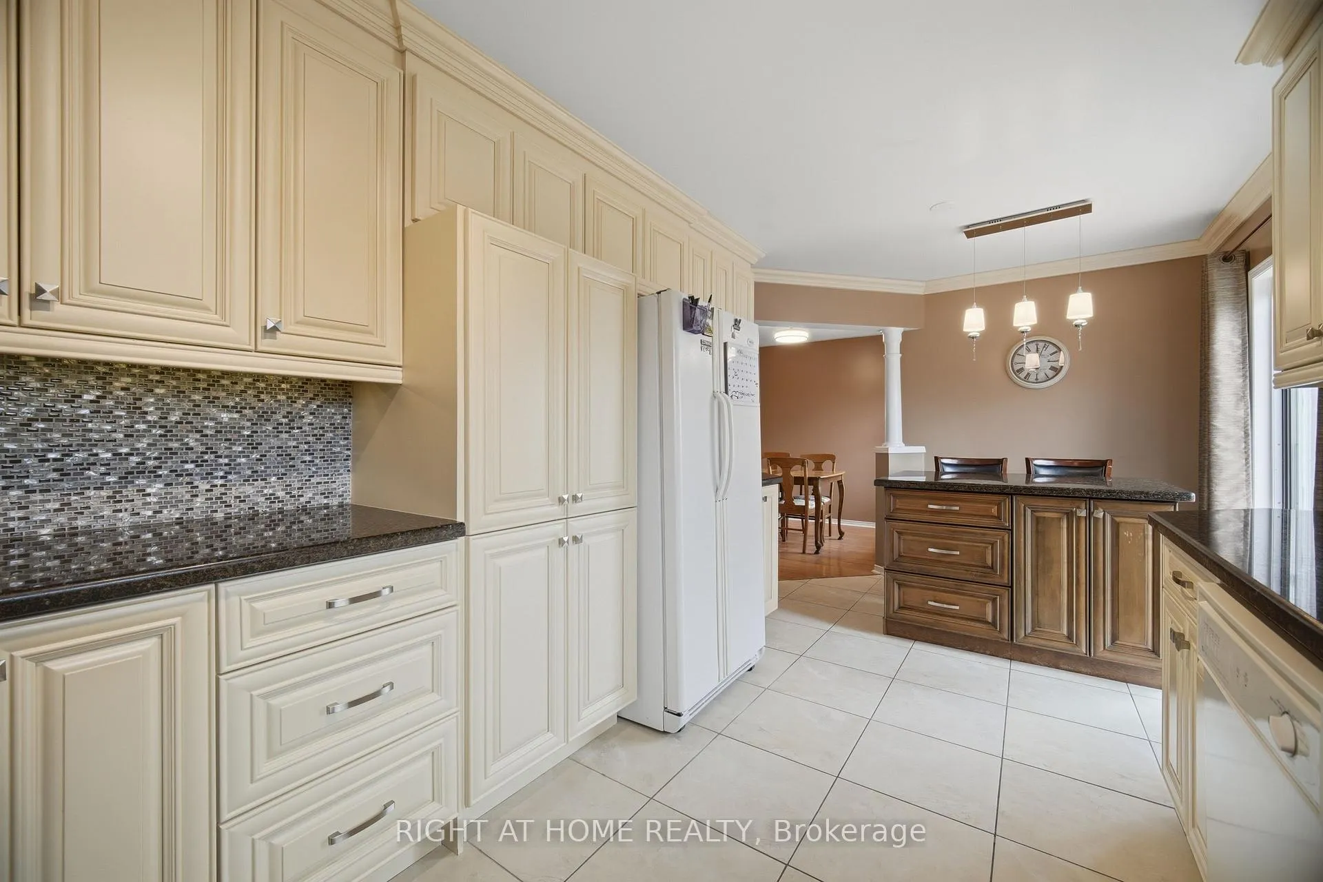 Photo 14 of 6113 Maple Gate Circle, Mississauga, Lisgar — HOMEH